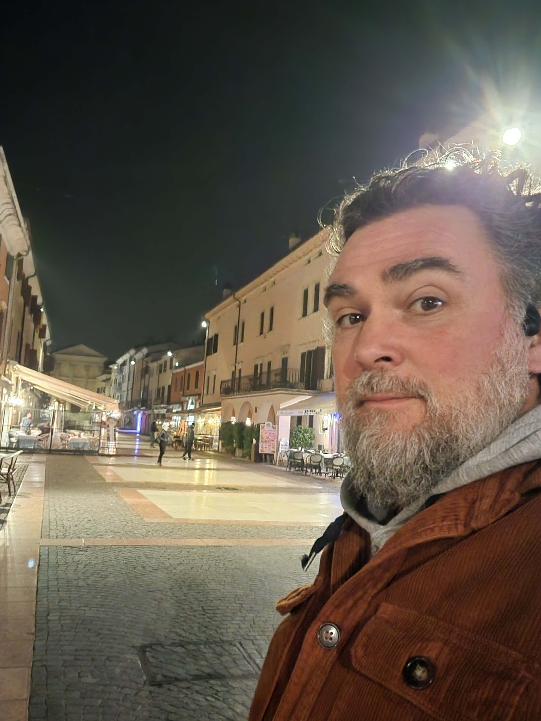 Armel Michenaud sur la place de Bardolino la nuit, lac de Garde