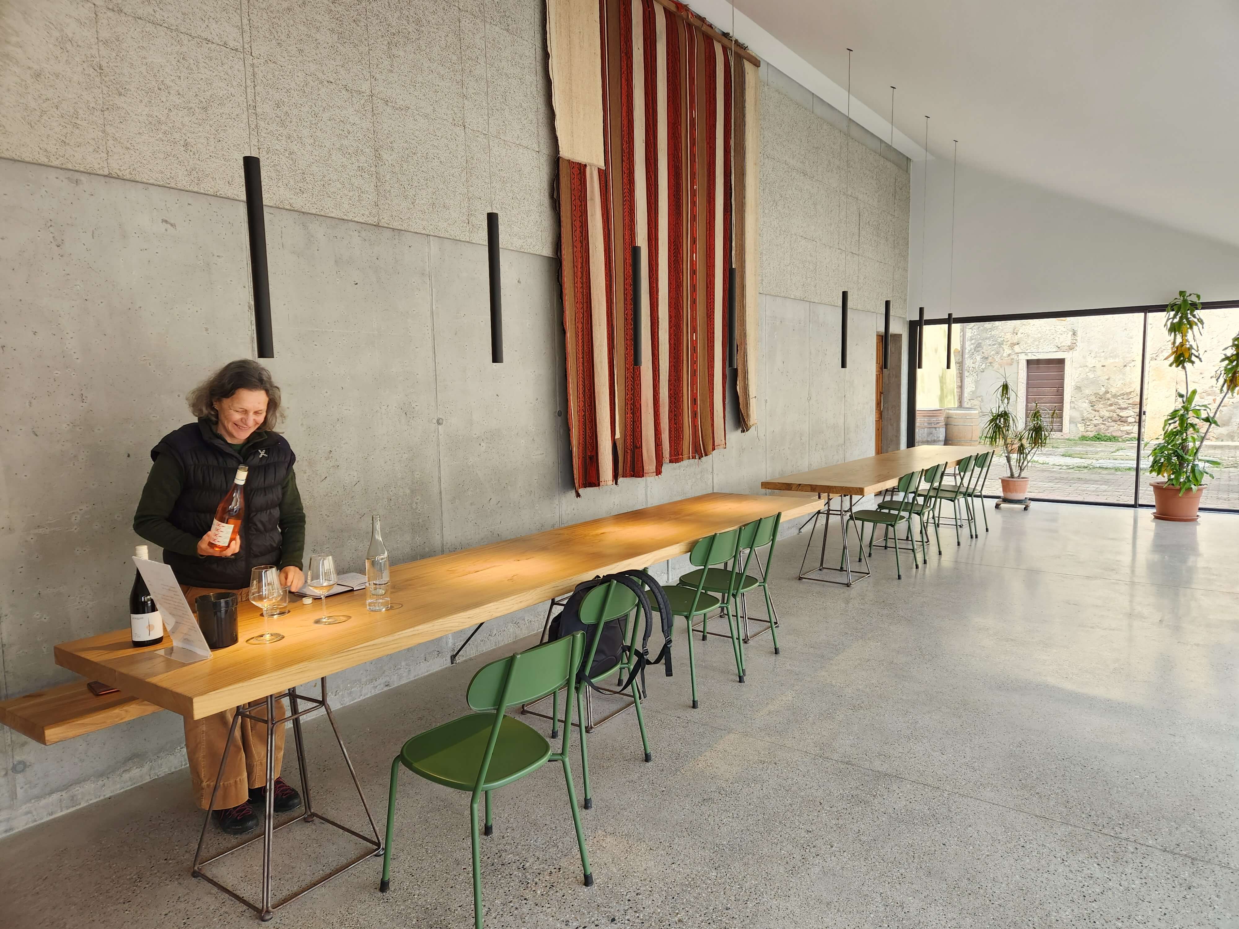 Salle de dégustation moderne d'un domaine en Bardolino, béton et bois, lac de Garde