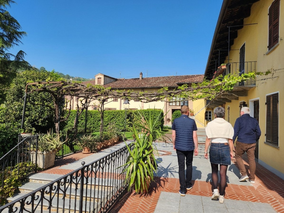 Cour intérieure et pergola de vigne d'un domaine viticole à Barolo, Piémont