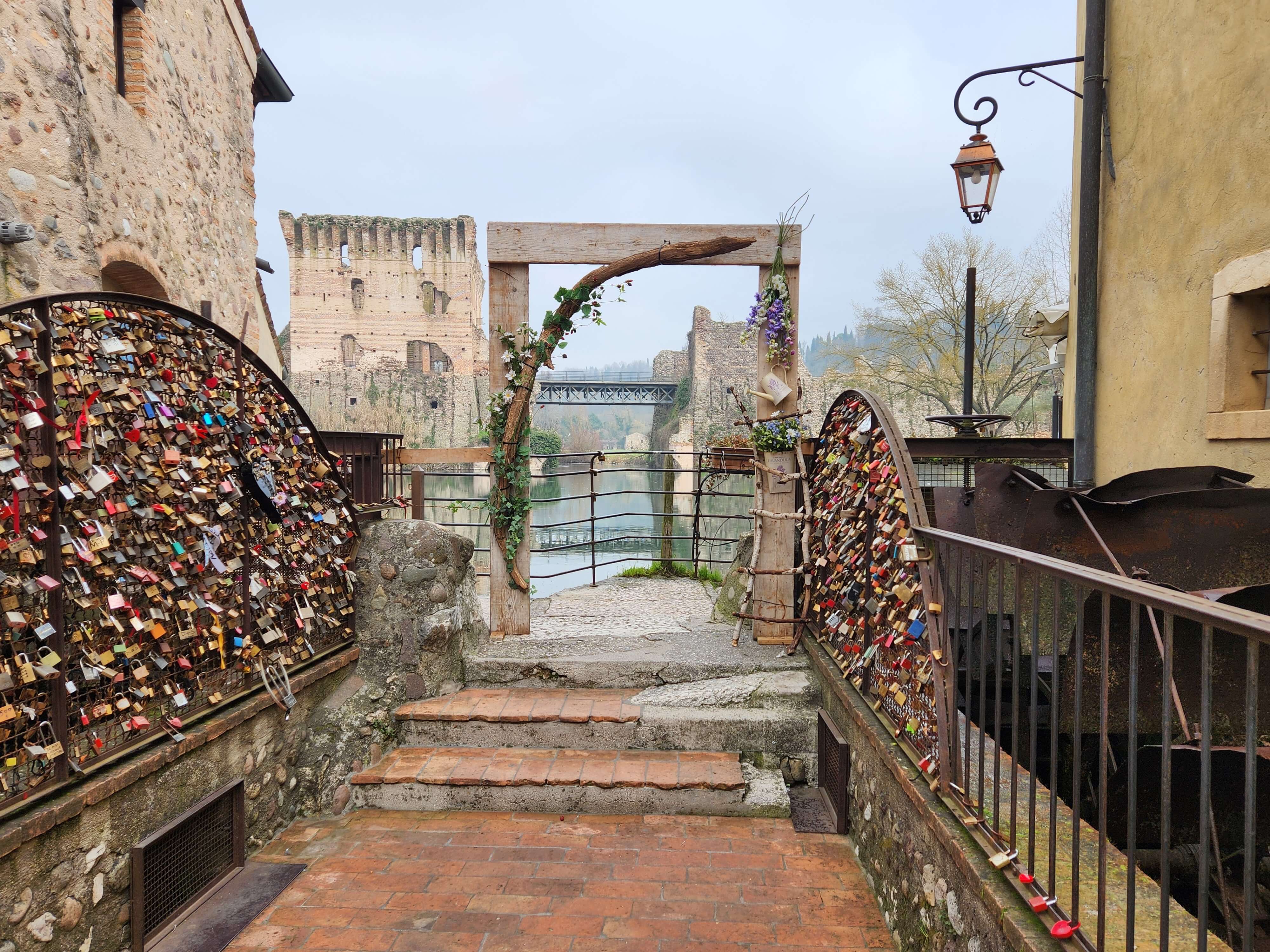 Cadenas sur les grilles du bord du Mincio, ruines en fond, Borghetto sul Mincio