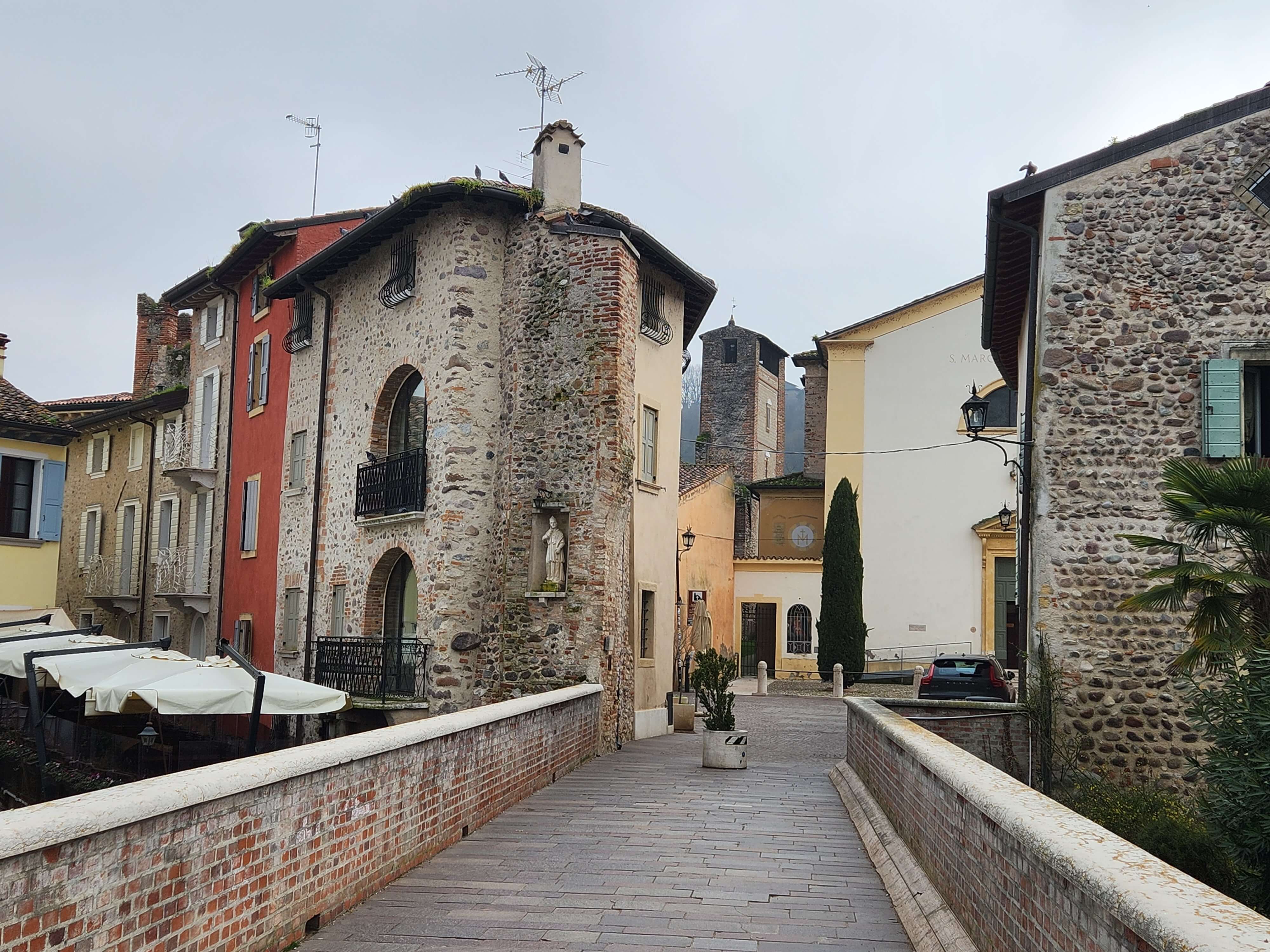 Pont médiéval et vieux bâtiments de Borghetto sul Mincio