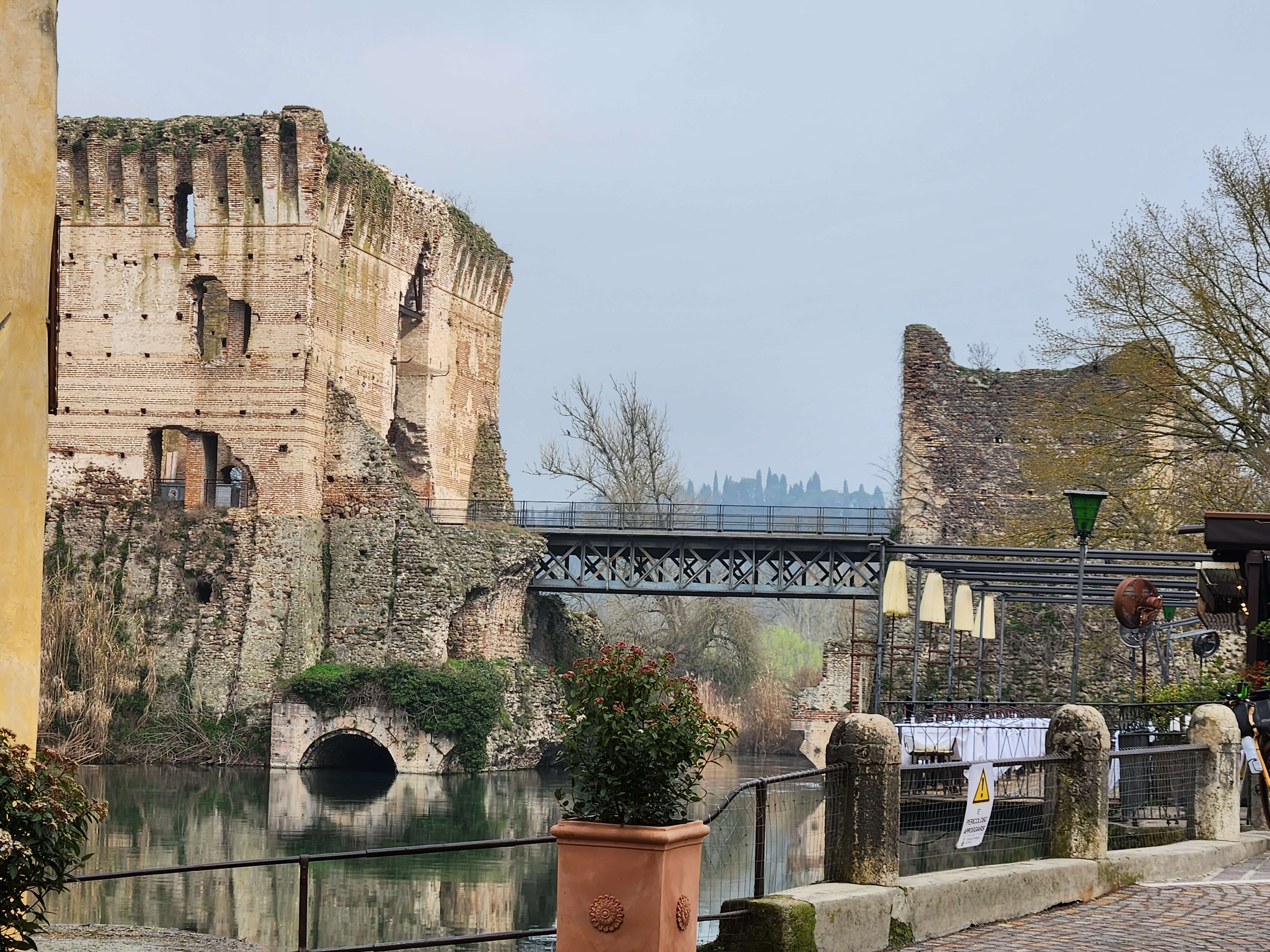 Ruines médiévales et pont sur le Mincio à Borghetto sul Mincio, lac de Garde
