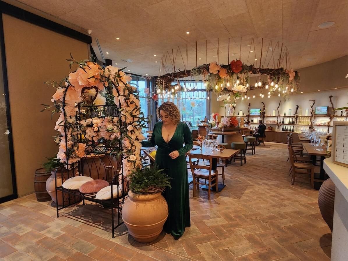 Salle de dégustation fleurie d'un wine resort en Valpolicella, décoration florale et service soigné
