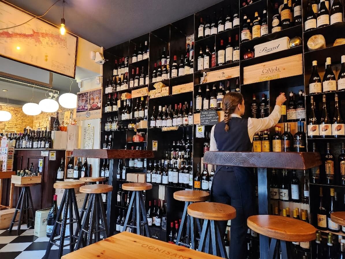 Mur de bouteilles de Franciacorta dans une enoteca d'Iseo, caviste et sélection pointue