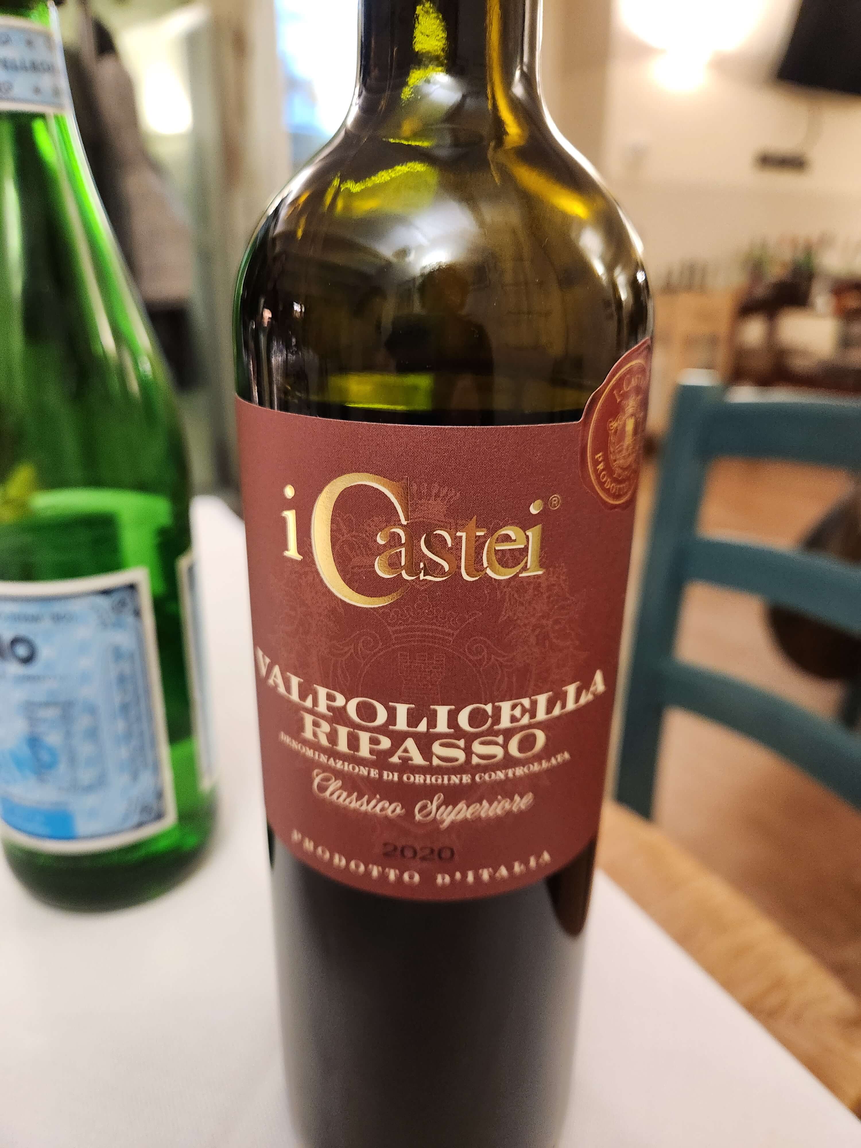 Pasta al ragù véronaise accompagnée d'un verre de Valpolicella Ripasso, dîner à Lazise