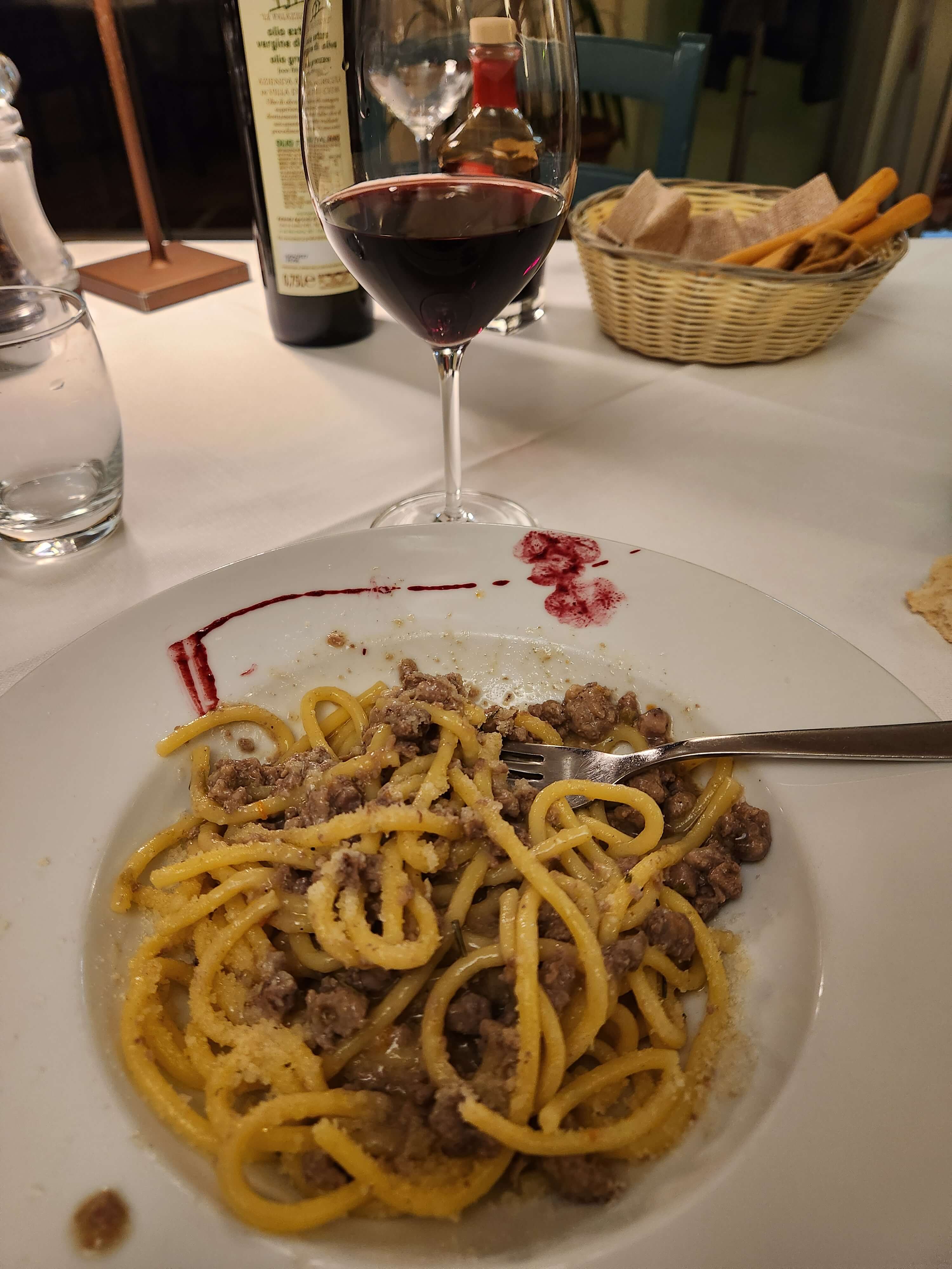 Pasta al ragù véronaise, table de restaurant à Lazise, lac de Garde