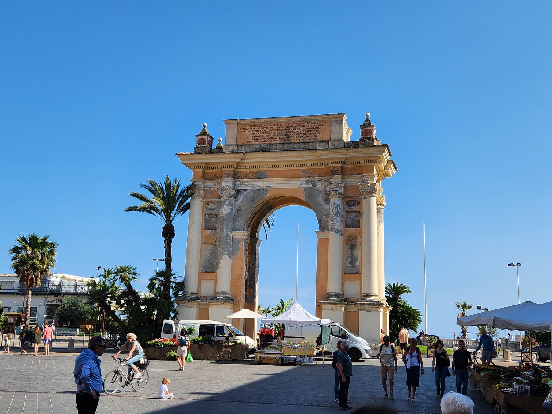 Arc triomphal baroque de Finale Ligure avec marché en plein air, Ligurie