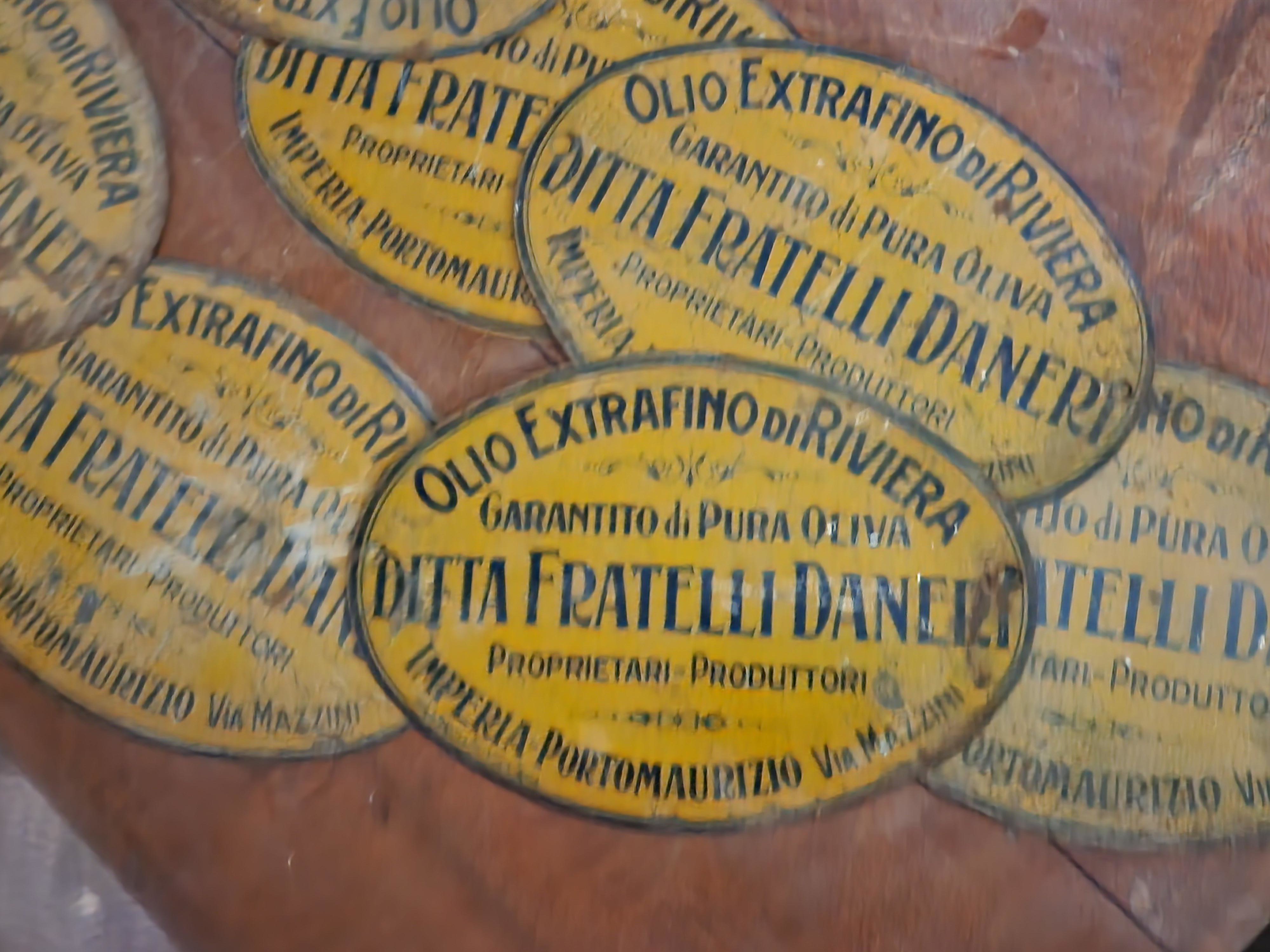 Collection de boîtes d'huile d'olive anciennes, mémoire de la production ligurienne