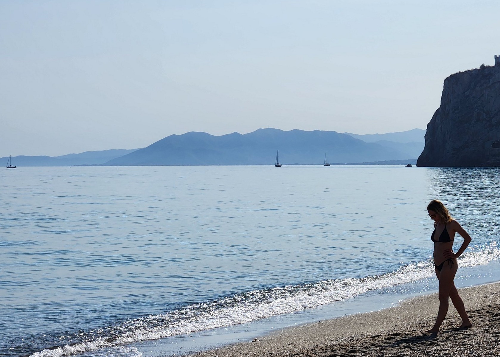 Plage de Finale Ligure avec voiliers et rocher, mer Ligurienne