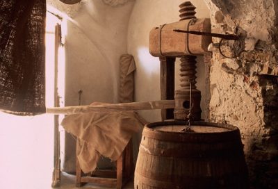 Ancien pressoir à huile en bois dans une pièce voûtée, arrière-pays d'Imperia, Ligurie