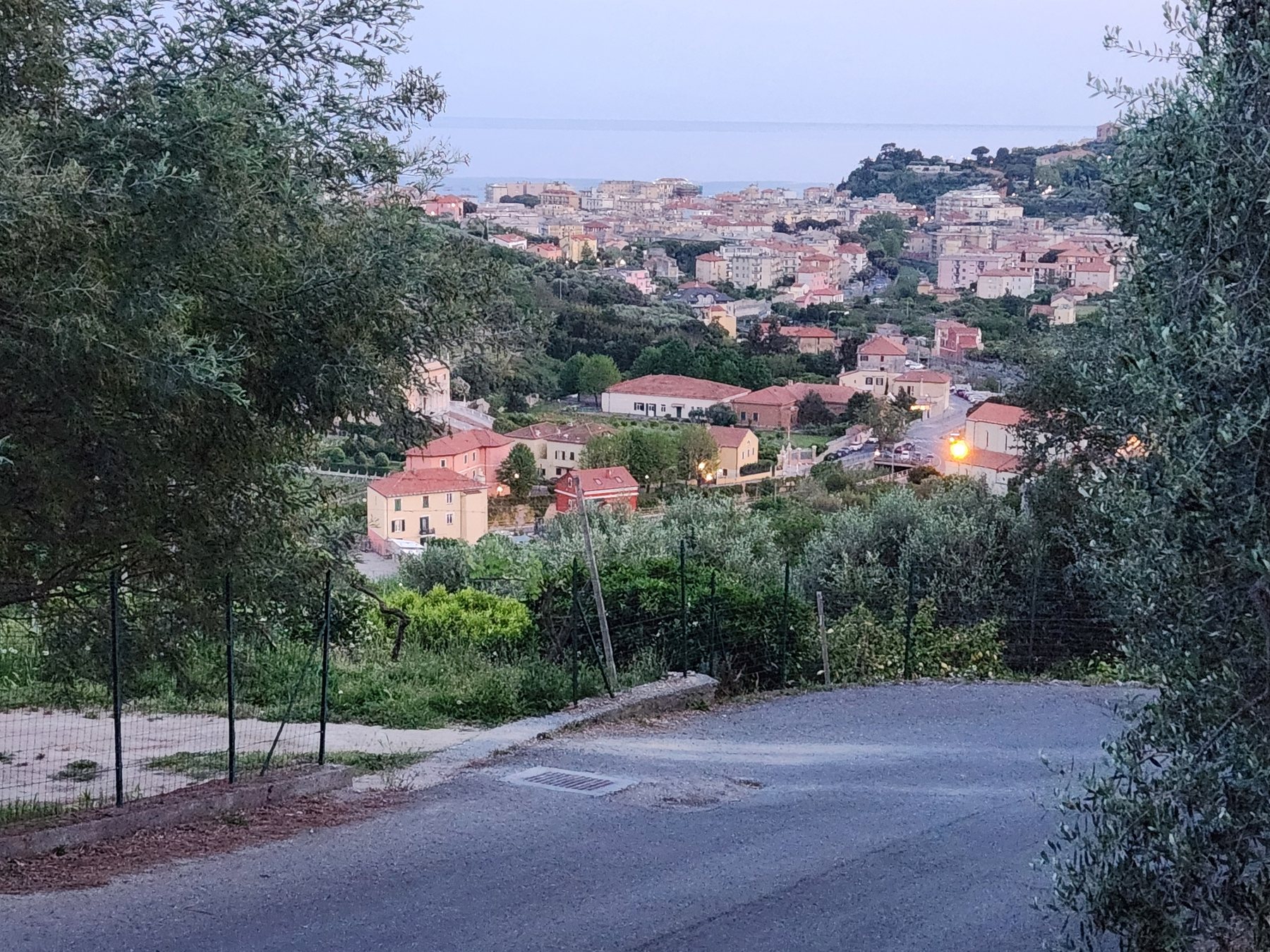 Village de Finale Ligure au crépuscule avec mer en arrière-plan, Ligurie