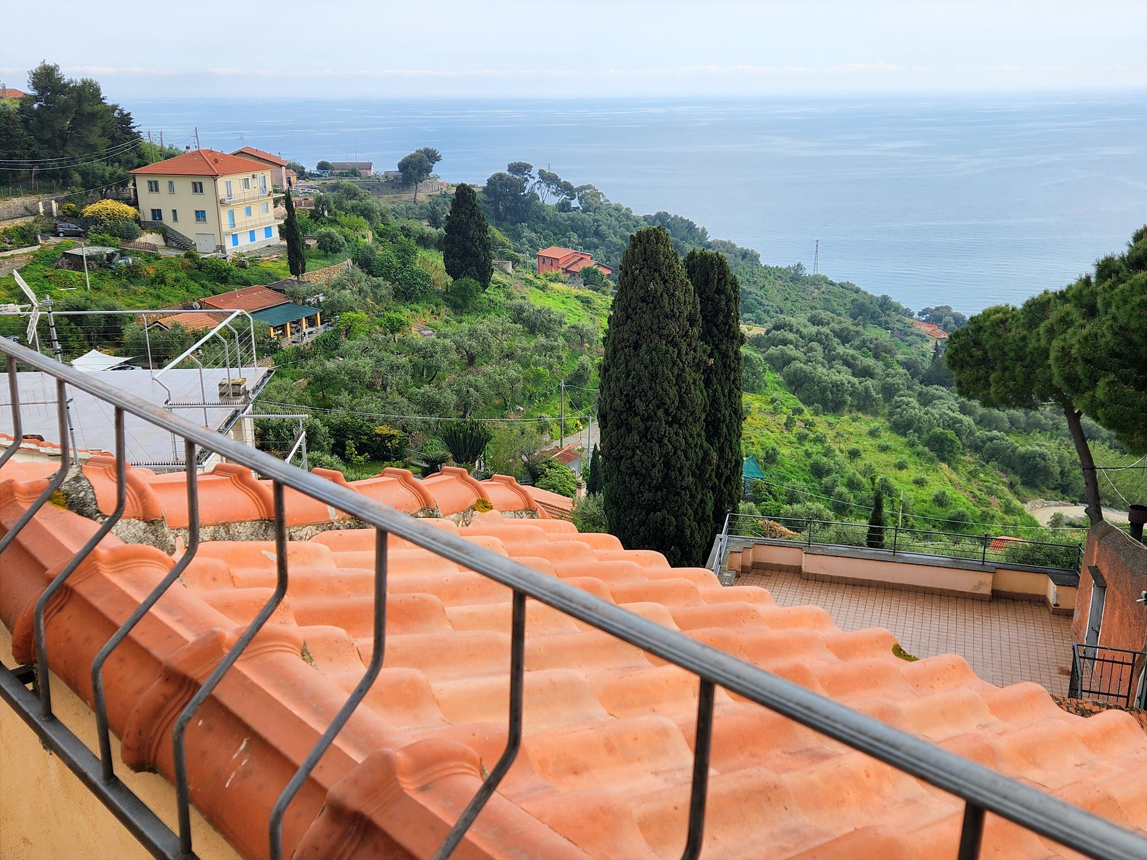 Vue sur la mer Ligurienne depuis les hauteurs de Portomaurizio, cyprès et toits de tuiles