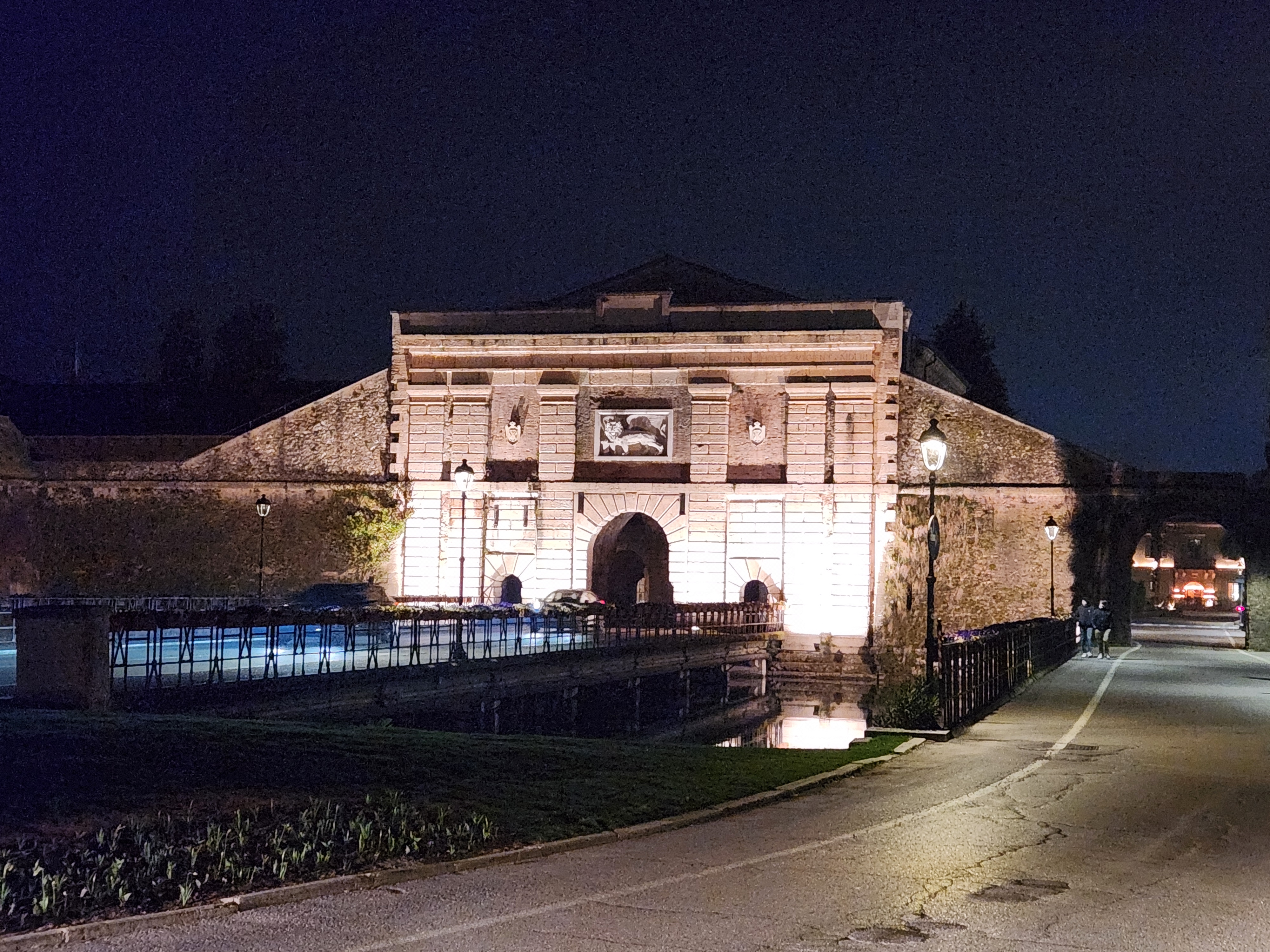 Remparts vénitiens illuminés la nuit à Peschiera del Garda, patrimoine UNESCO