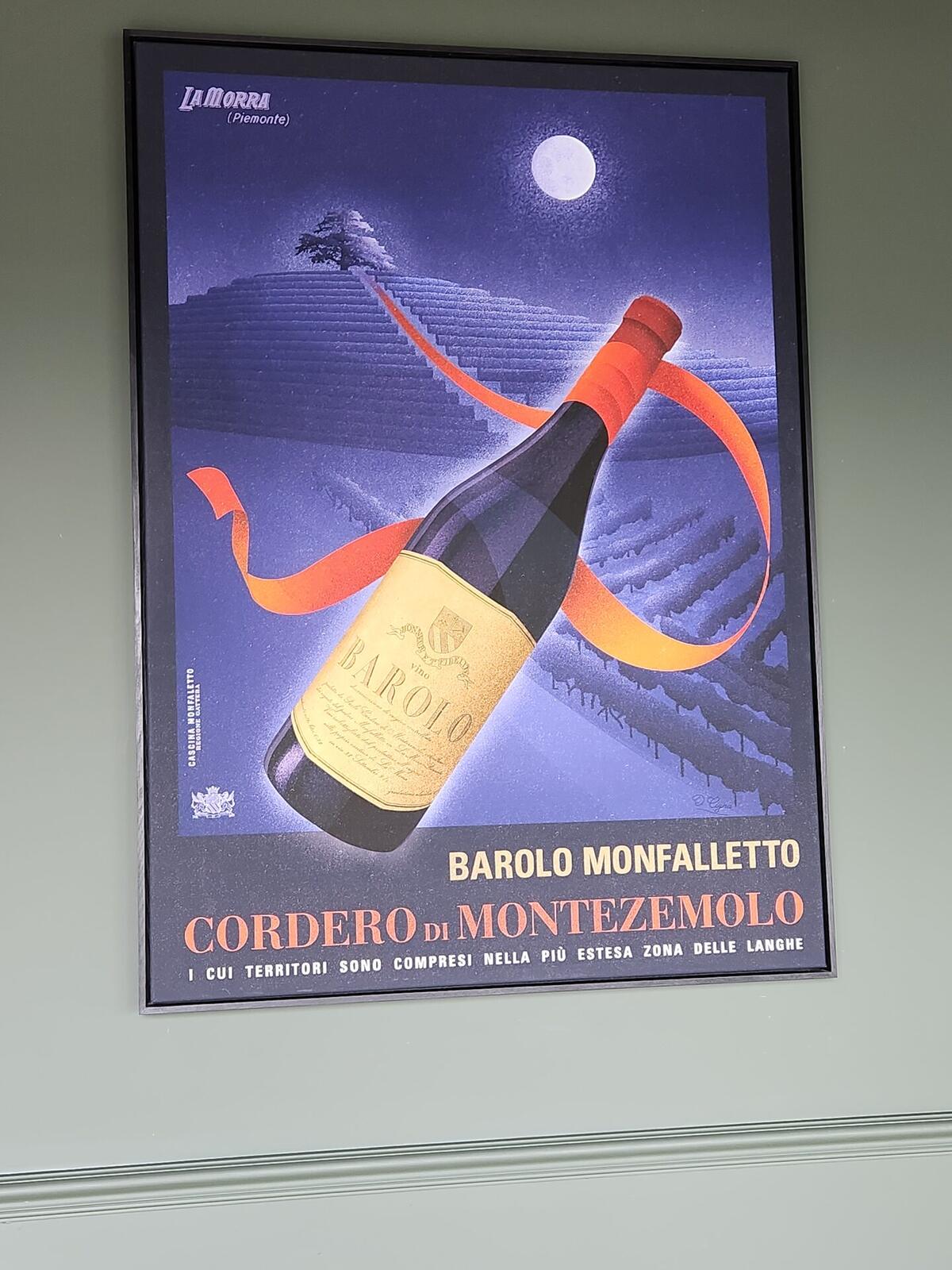 Vieille affiche publicitaire encadrée, exposée dans le domaine, Langhe