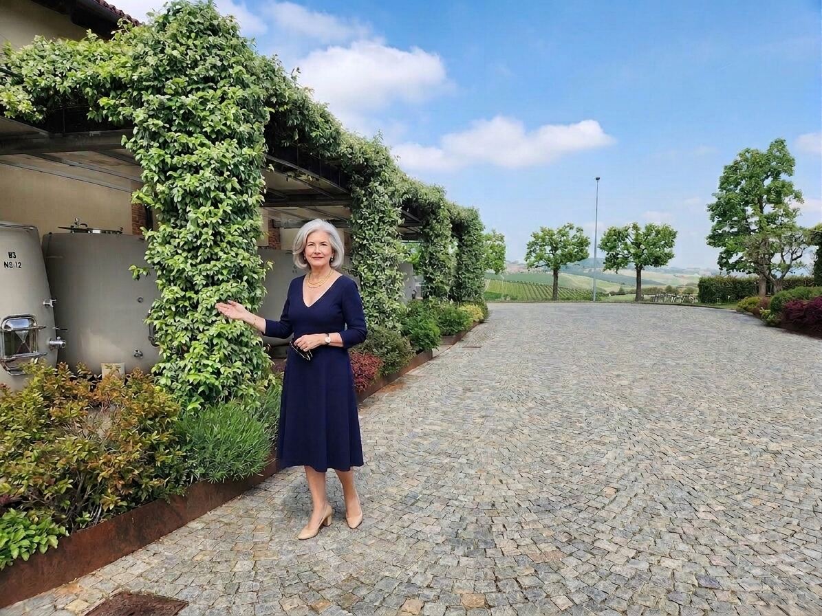Terrasse aux colonnes taillées en topiaire dominant les vignes du Barolo, Langhe, Piémont