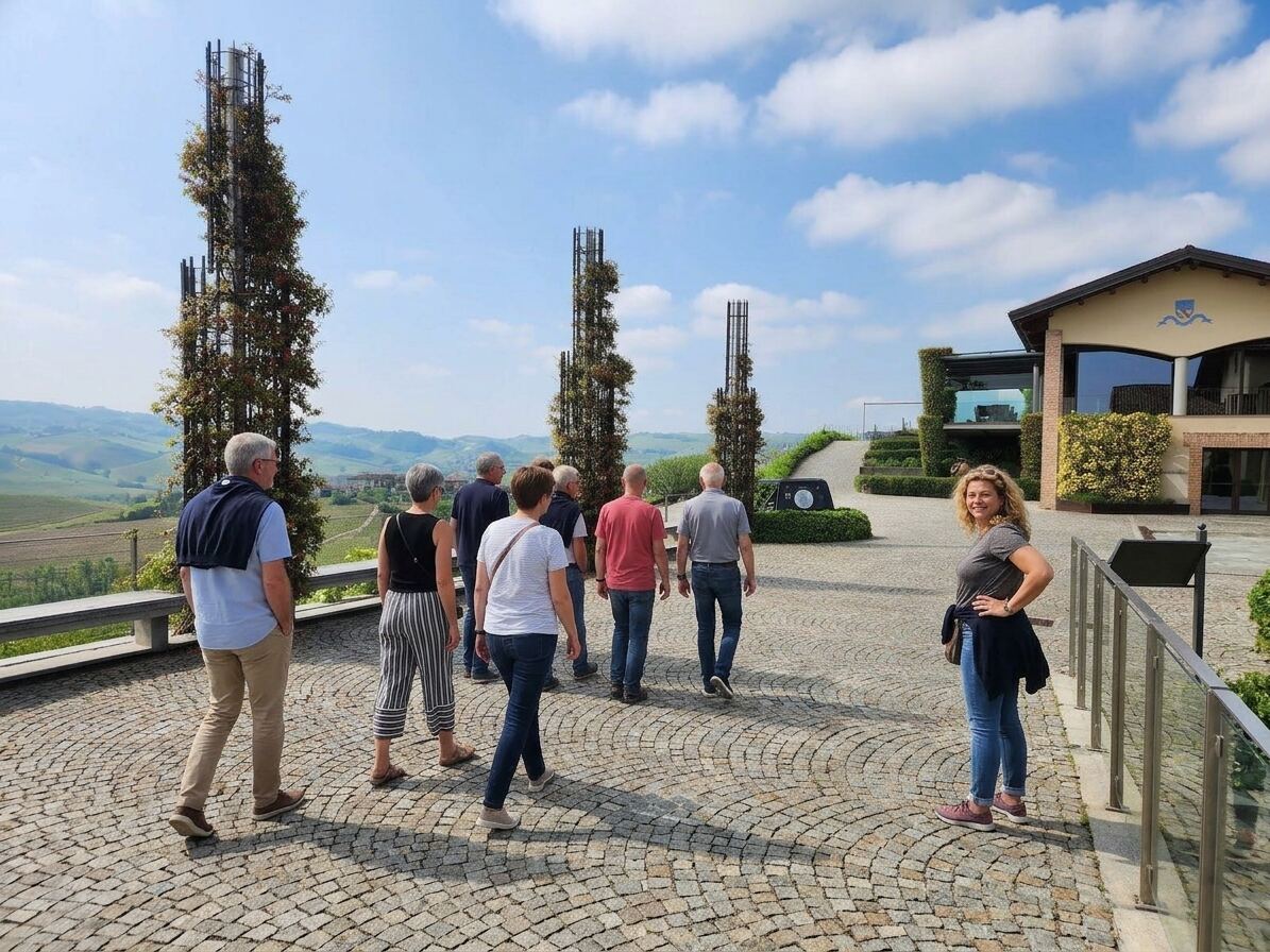 Terrasse et colonnes topiaires avec vue panoramique sur les collines des Langhe