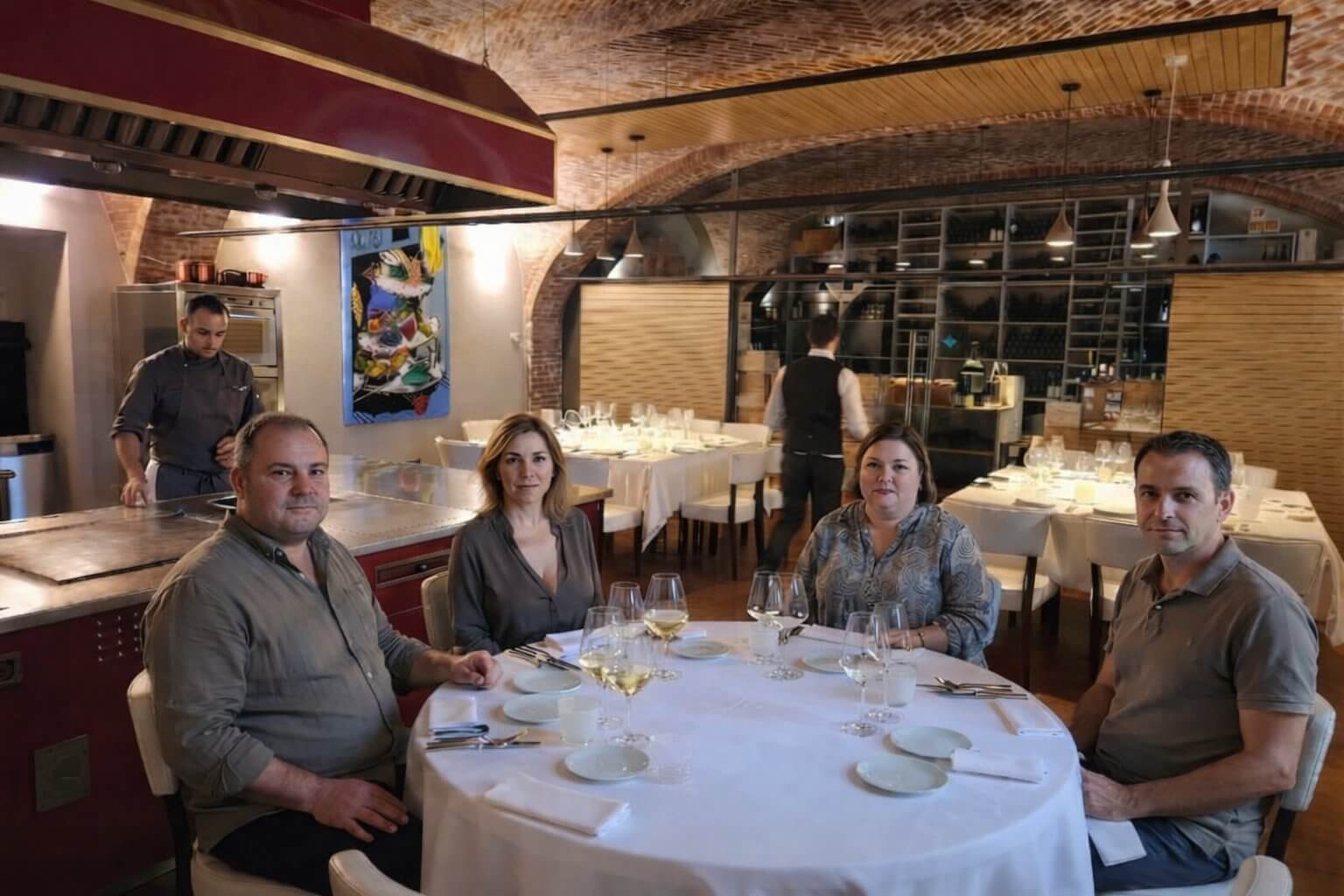 Restaurant gastronomique sous voûte en briques avec cuisine ouverte, domaine viticole du Piémont