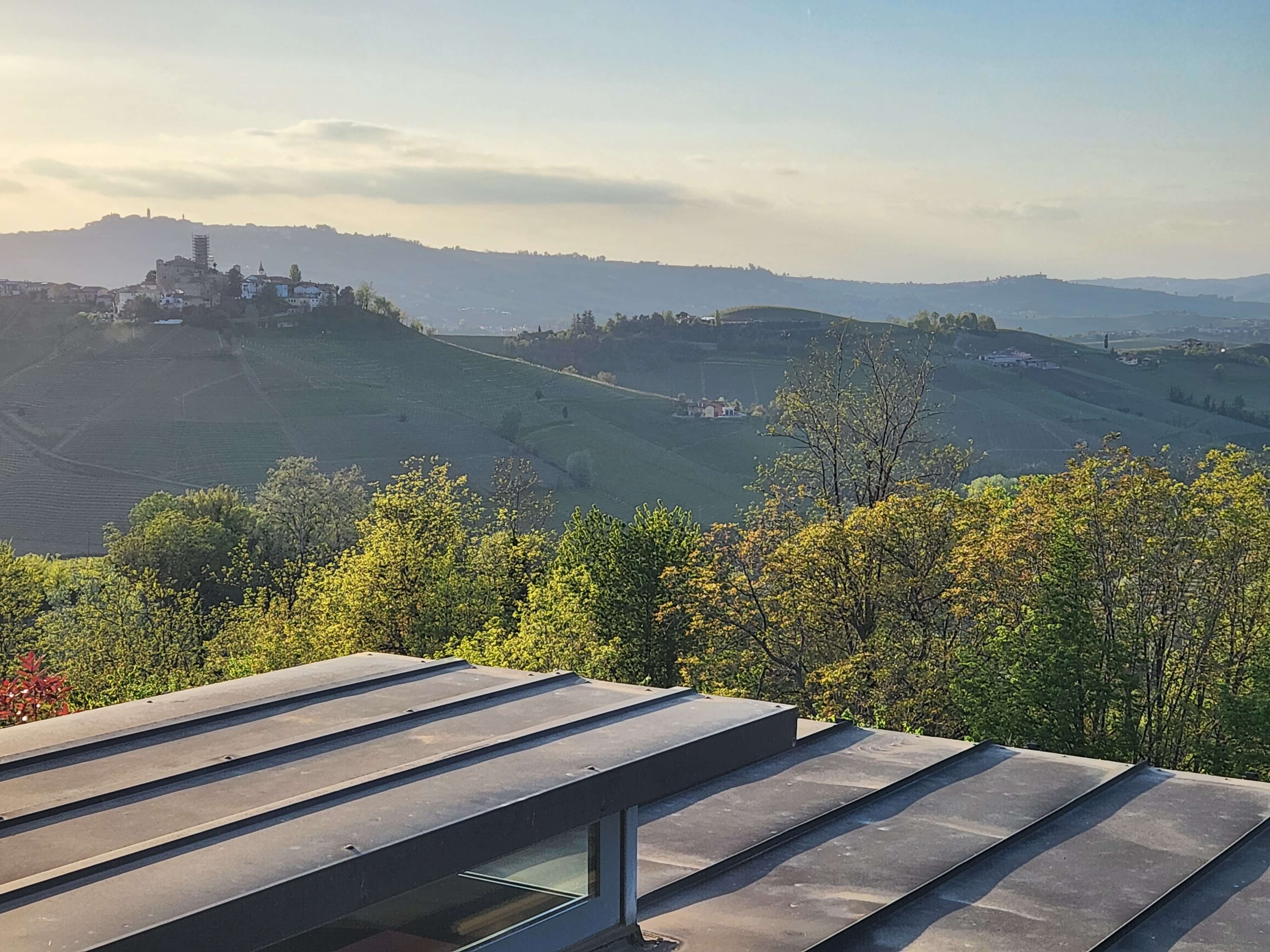 Collines des Langhe au coucher du soleil, vignes de Barolo et Barbaresco, Piémont