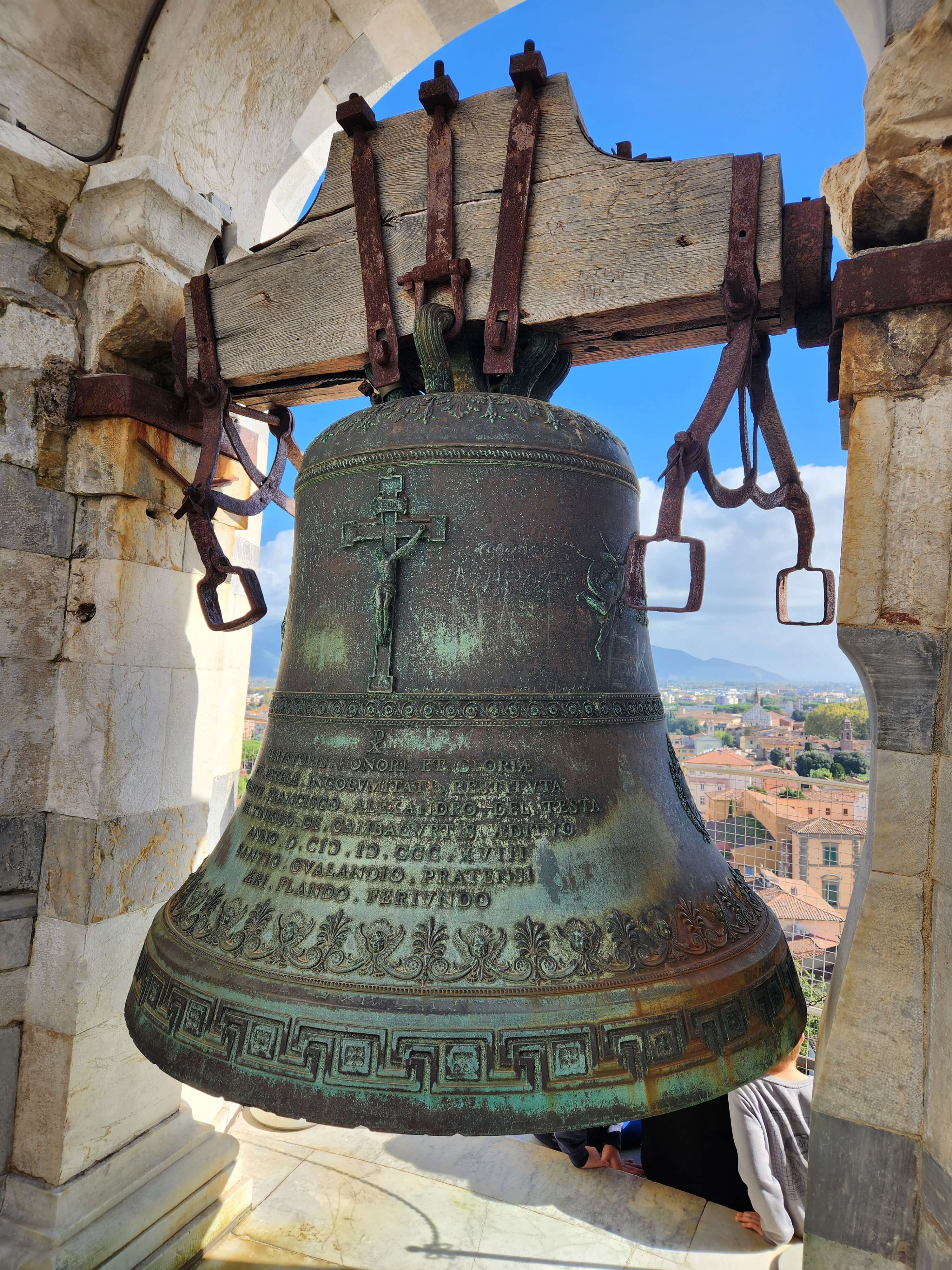 La grande cloche de bronze au sommet de la tour de Pise