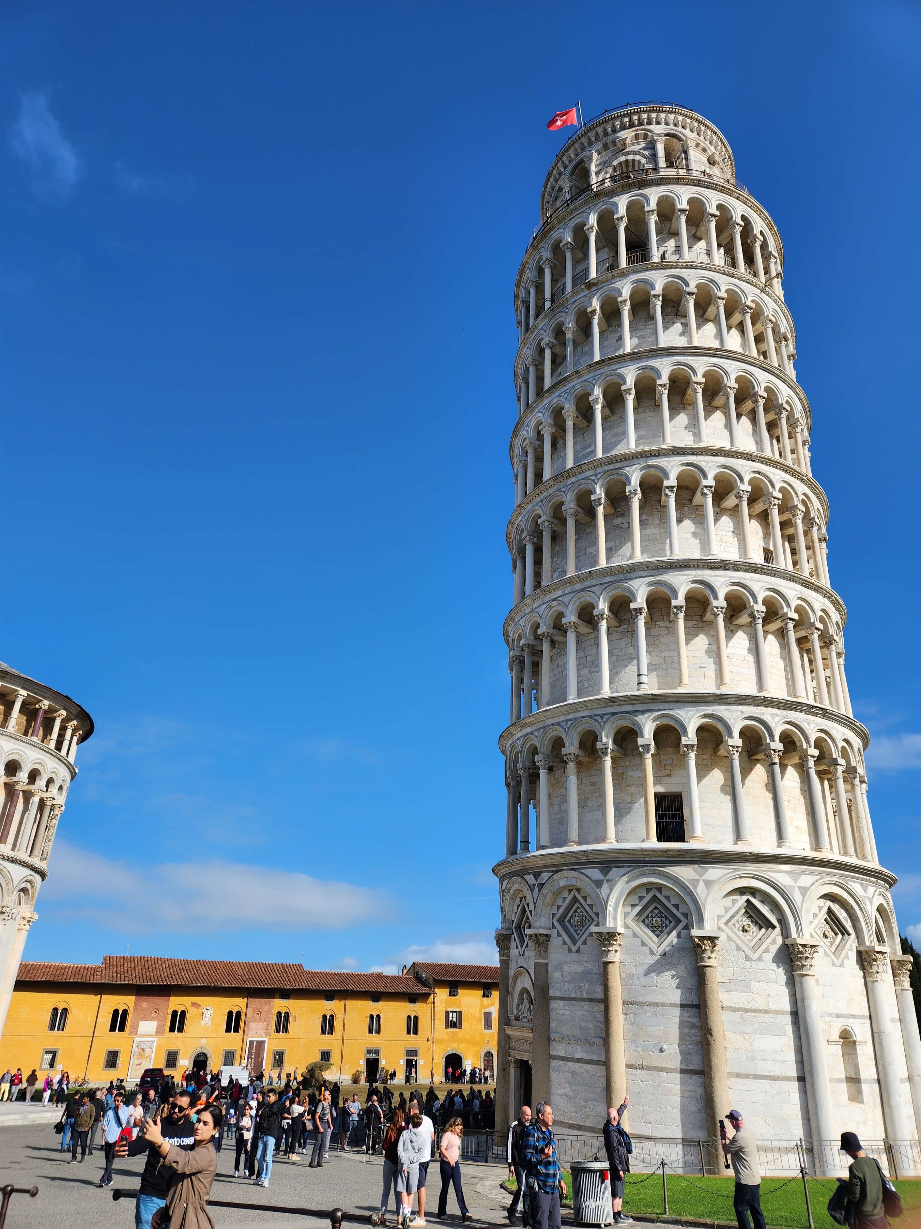 La tour de Pise sur la Piazza dei Miracoli sous un ciel bleu d'octobre