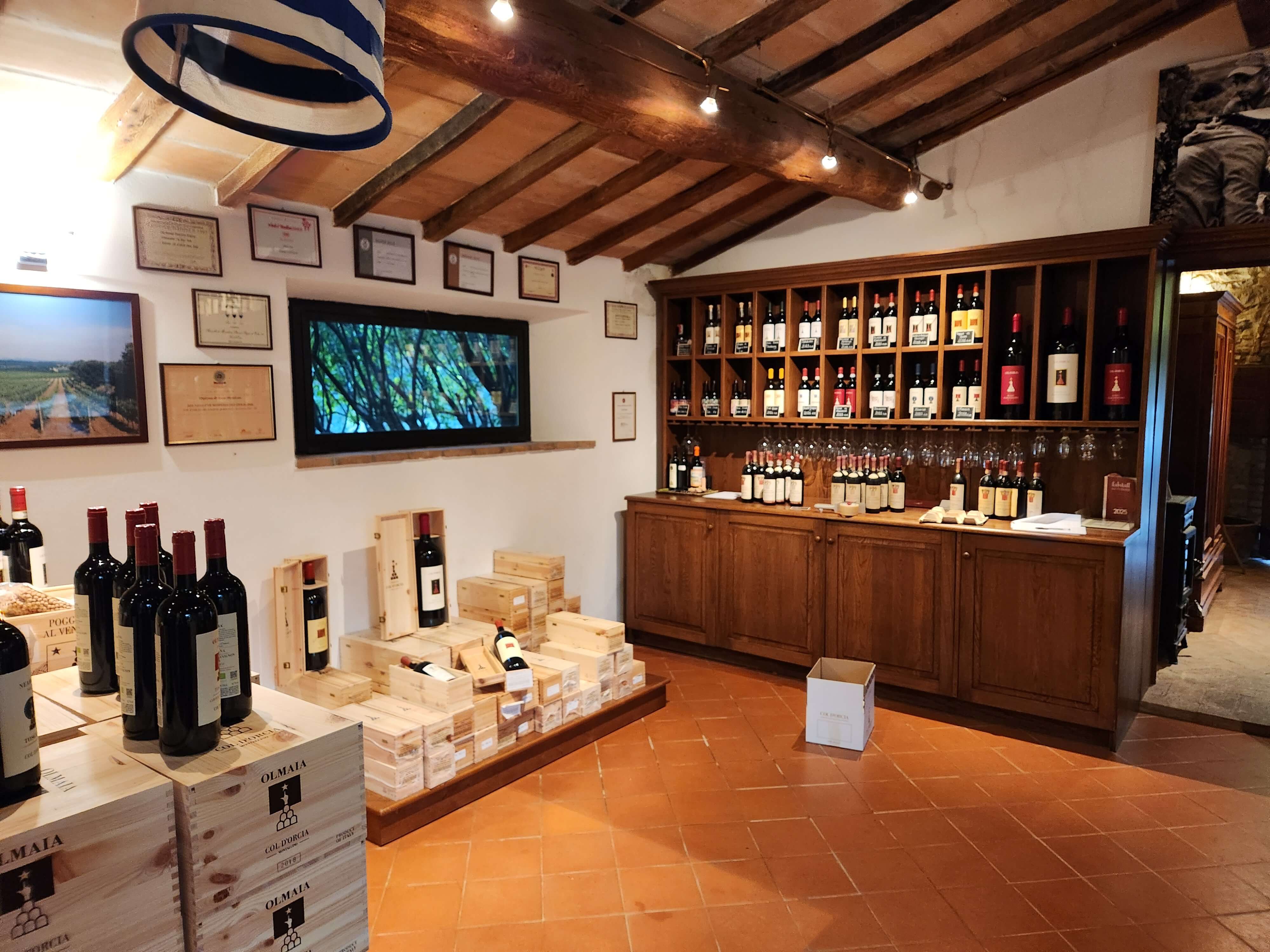 Boutique du domaine viticole du Val d'Orcia avec ses rangées de bouteilles