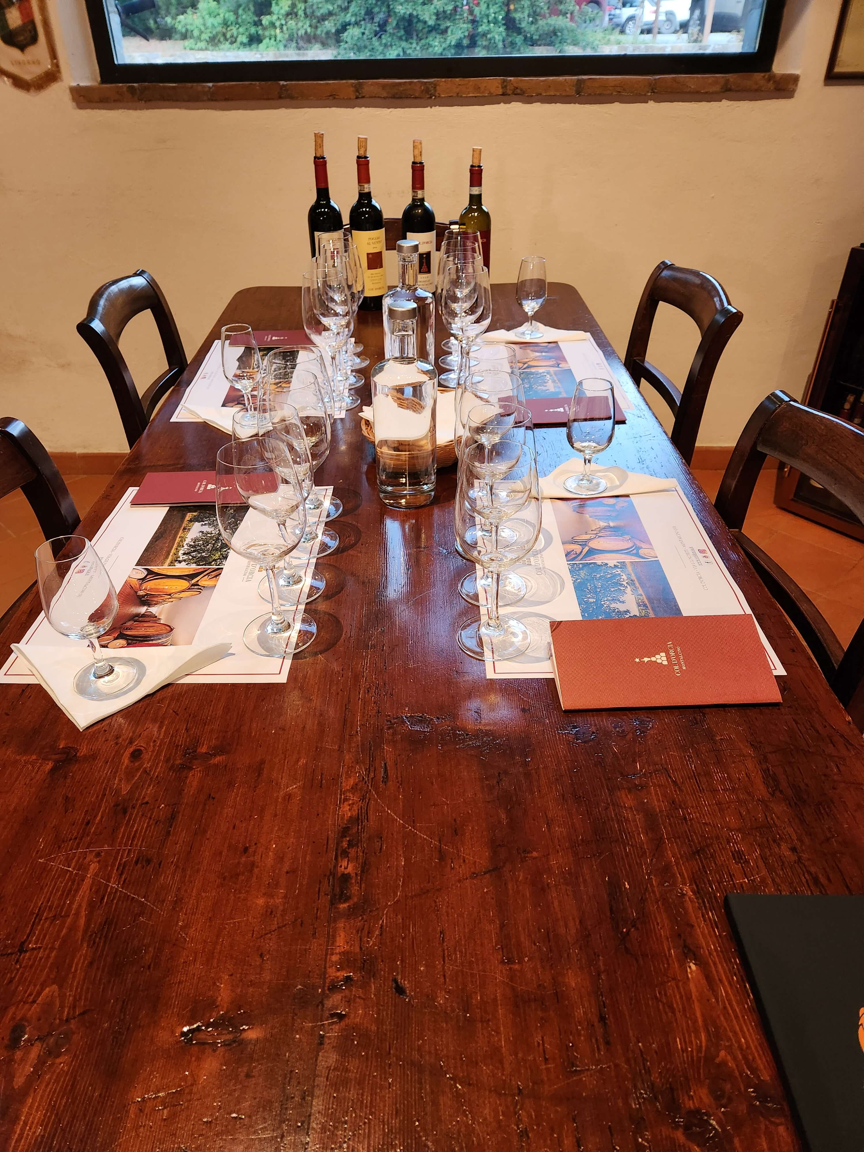 Entrée rustique du domaine viticole du Val d'Orcia avec ail, citrouilles et paille suspendus