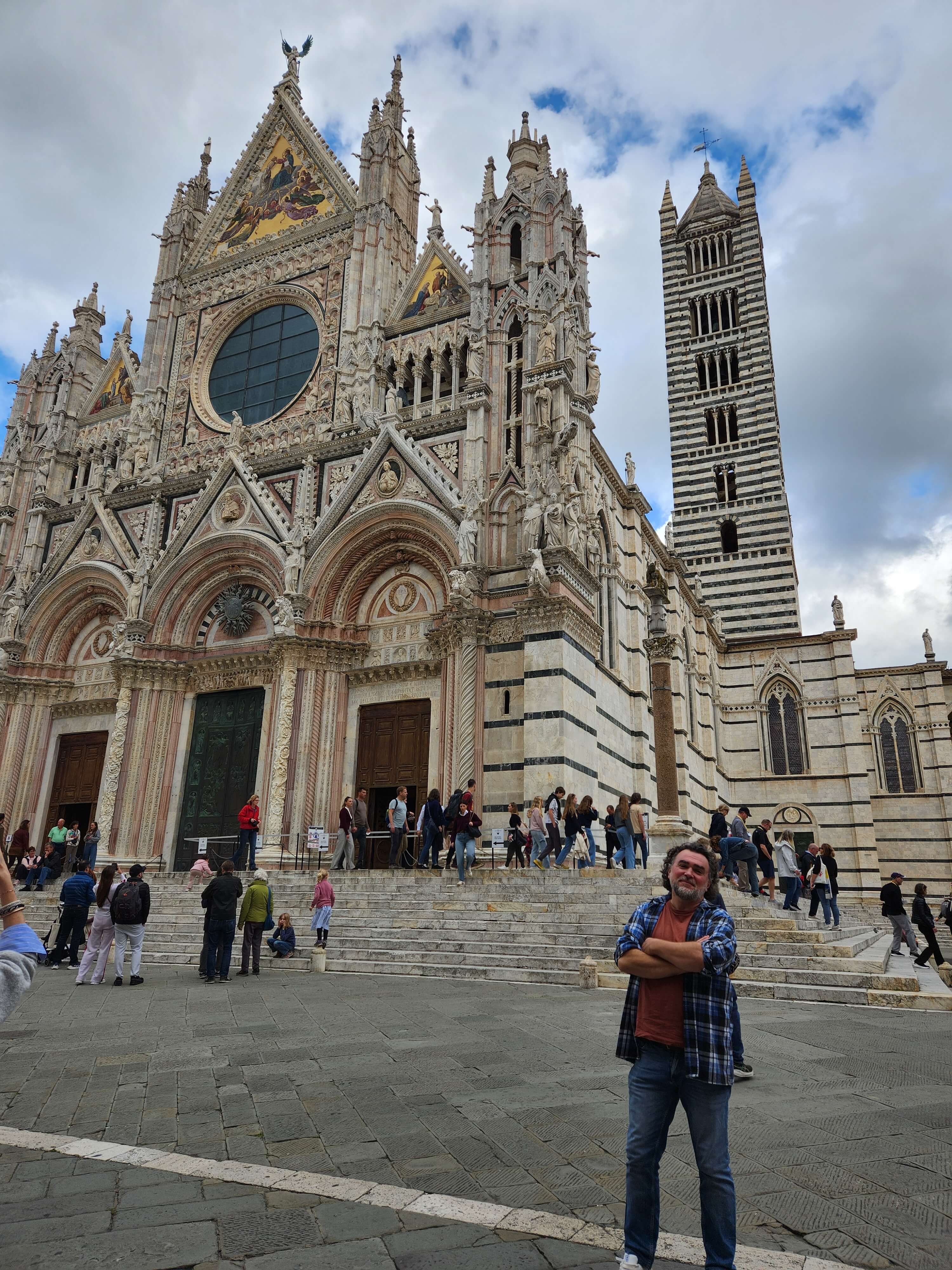 Armel Michenaud devant le Duomo di Siena, cathédrale gothique de Sienne