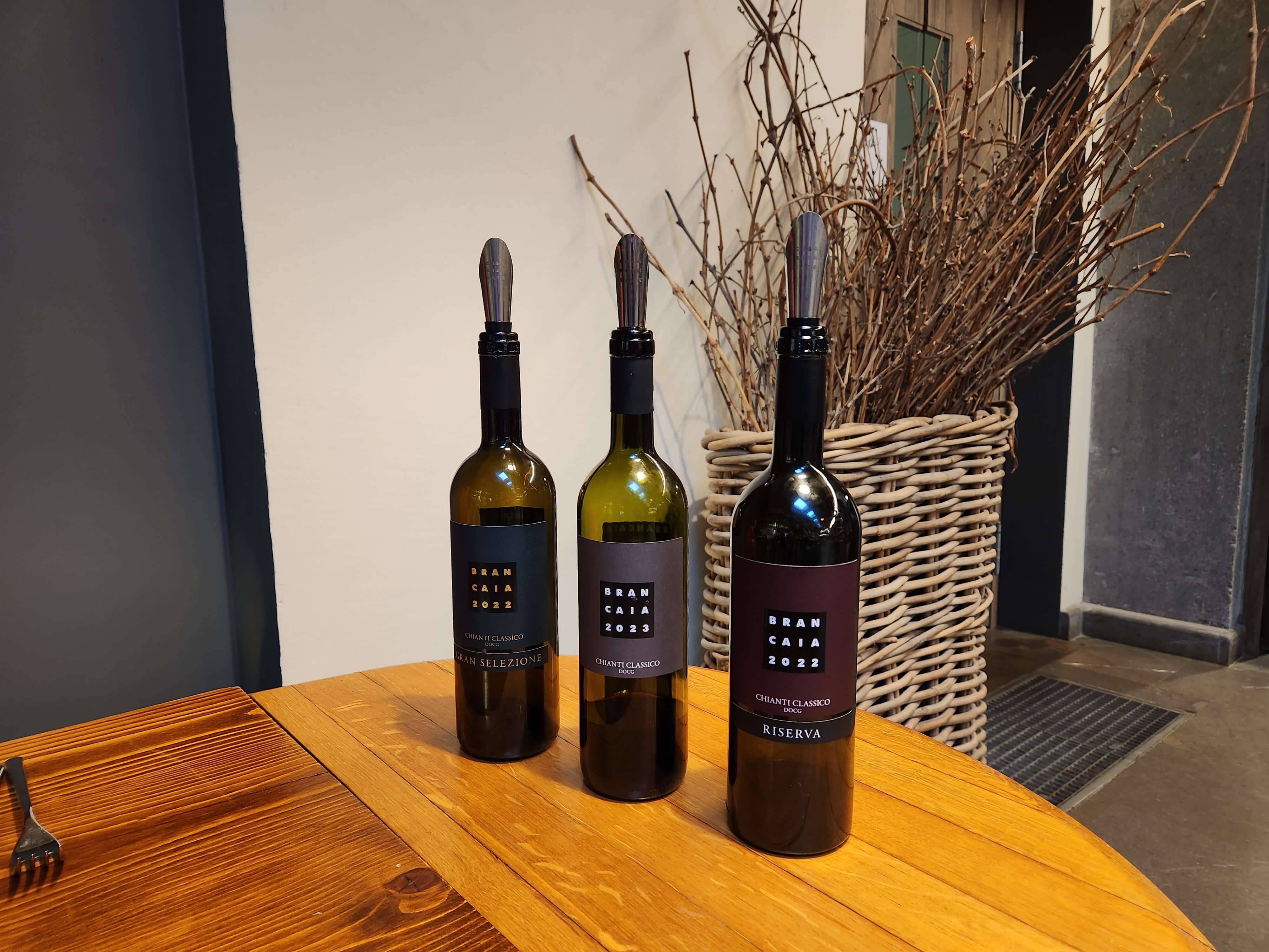 Les trois bouteilles le domaine alignées : Gran Selezione, Chianti Classico et Riserva 2022