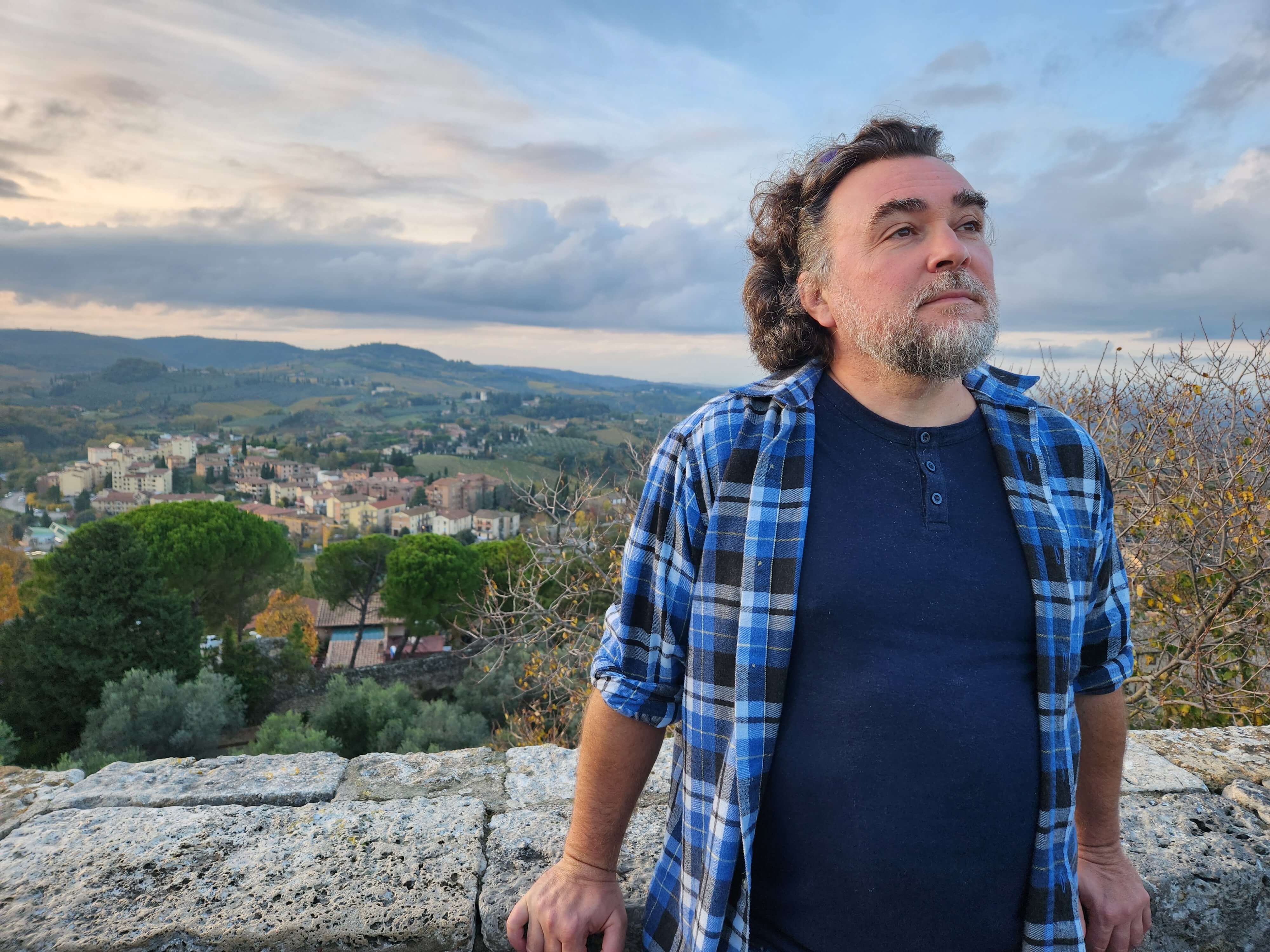 Sur les remparts de San Gimignano au coucher du soleil