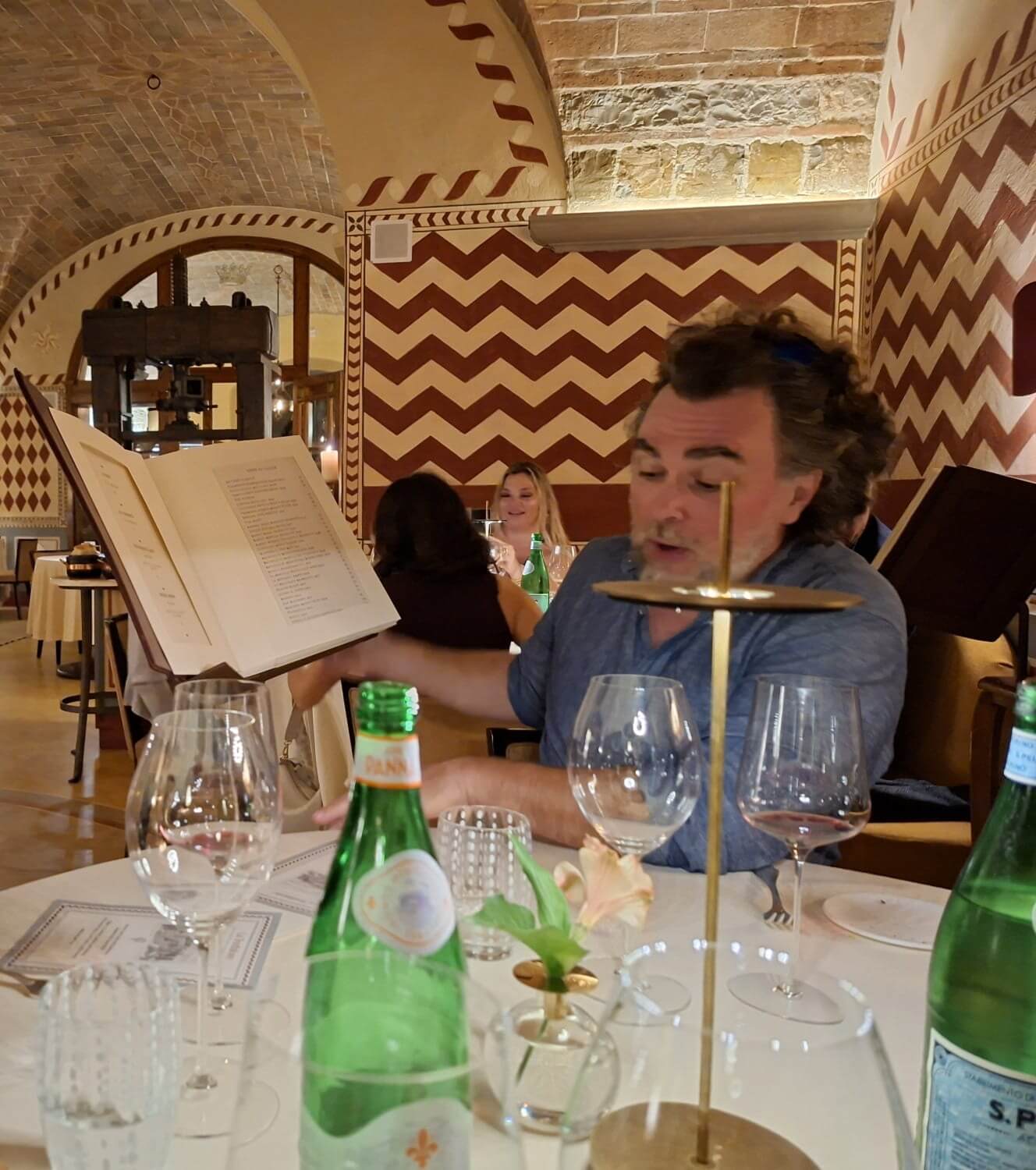 Carte des vins sur lutrin dans le restaurant étoilé du Chianti