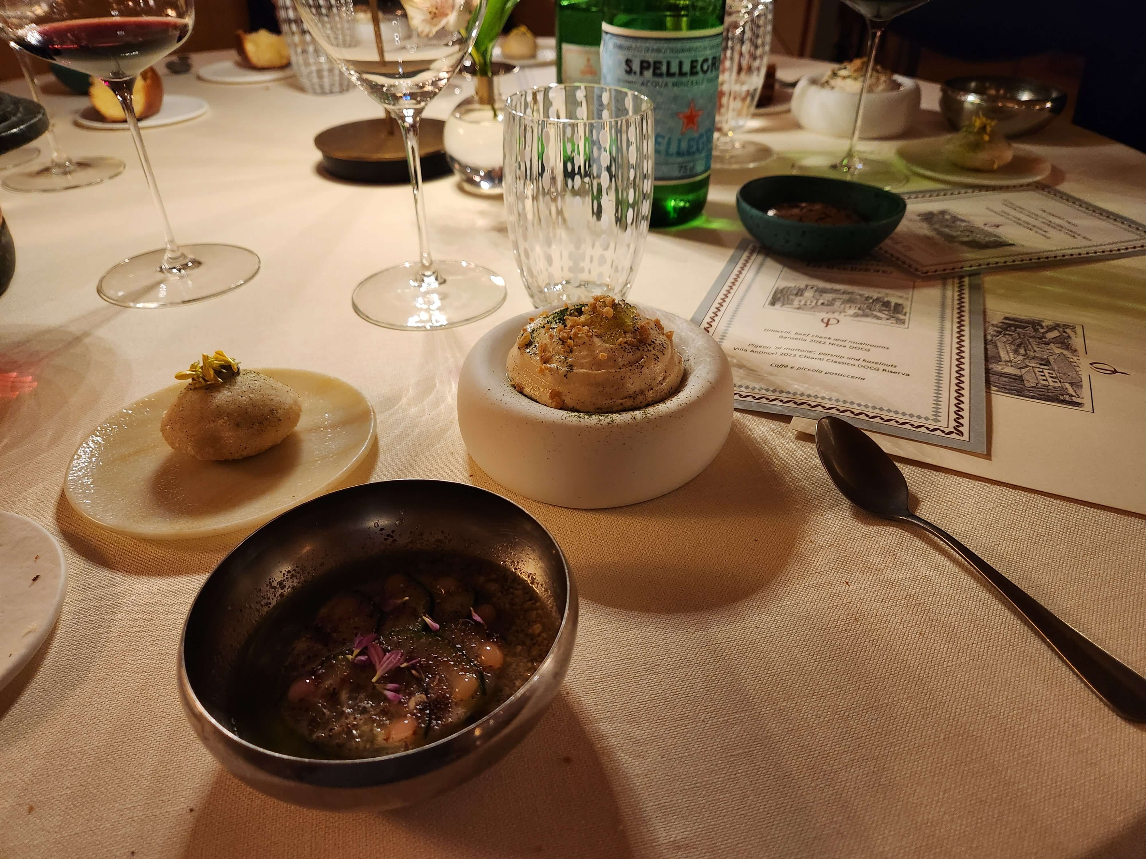 Salle du restaurant étoilé avec ses voûtes en brique et ses murs en rouge et blanc