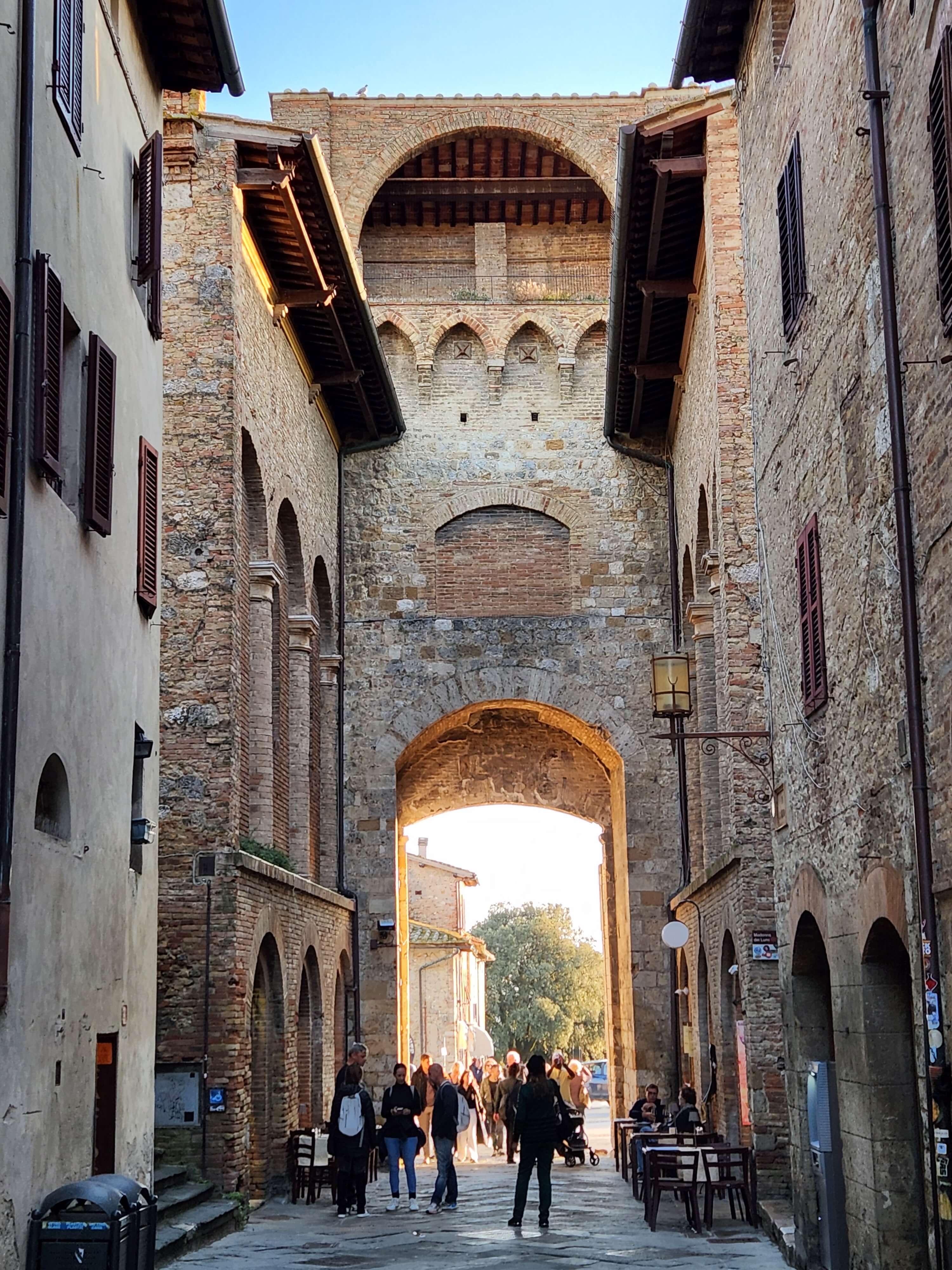 La porte médiévale fortifiée de San Gimignano en fin de journée