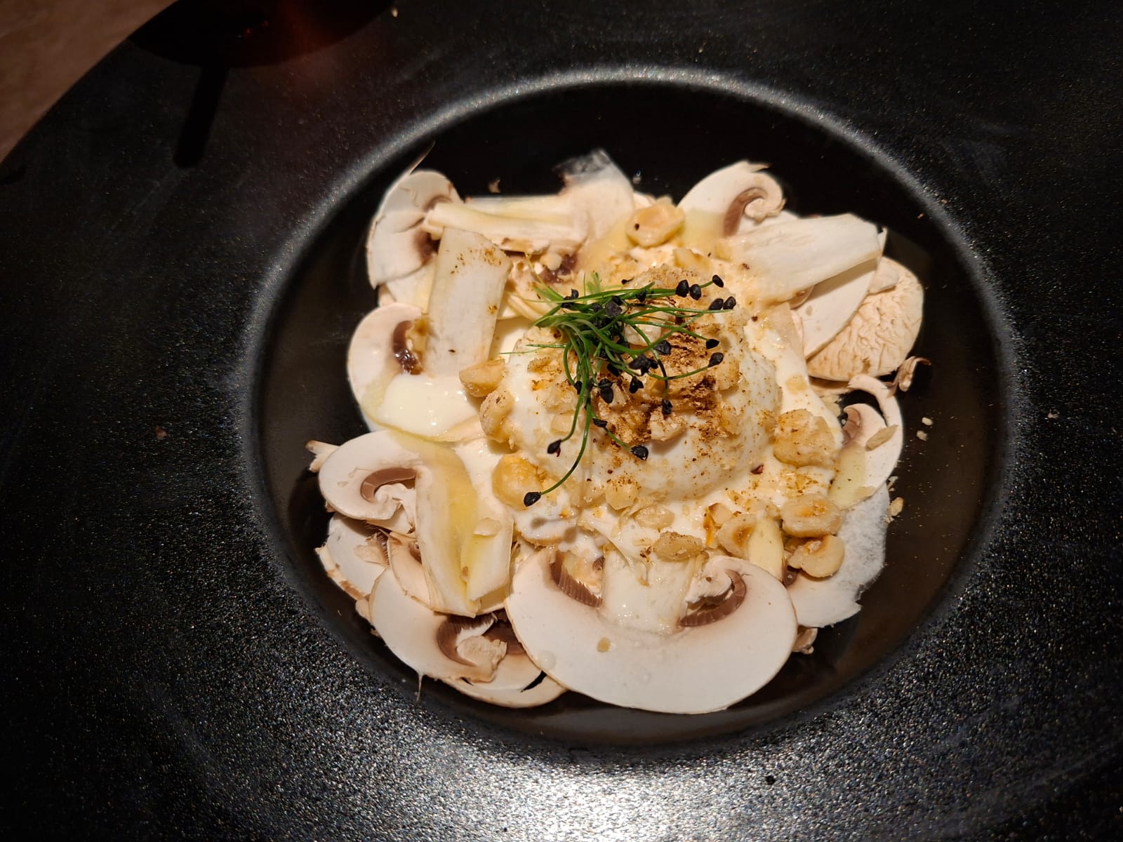 Plat de champignons et noisettes au dîner à Florence
