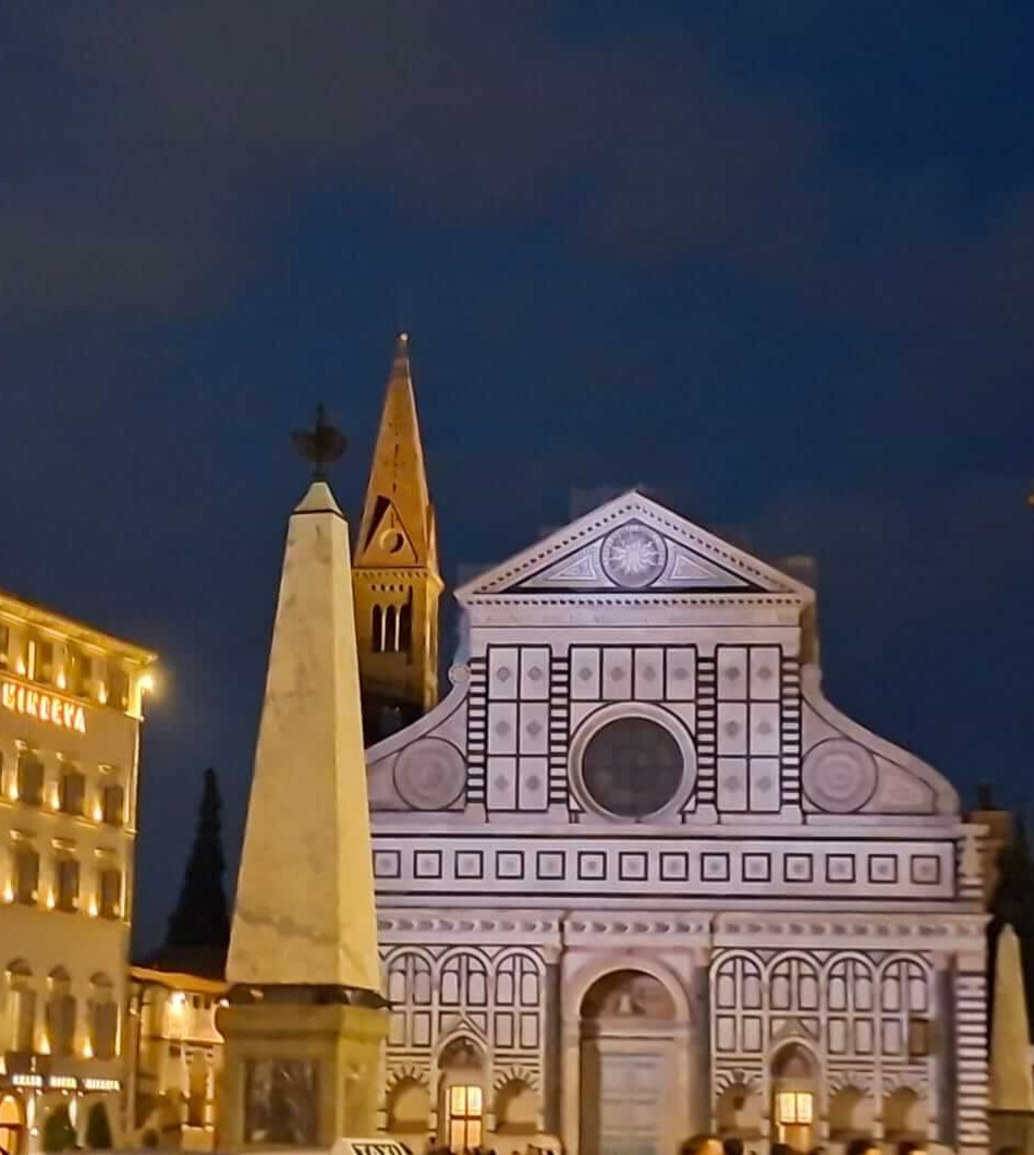 Santa Maria Novella illuminée de nuit sur sa place, Florence