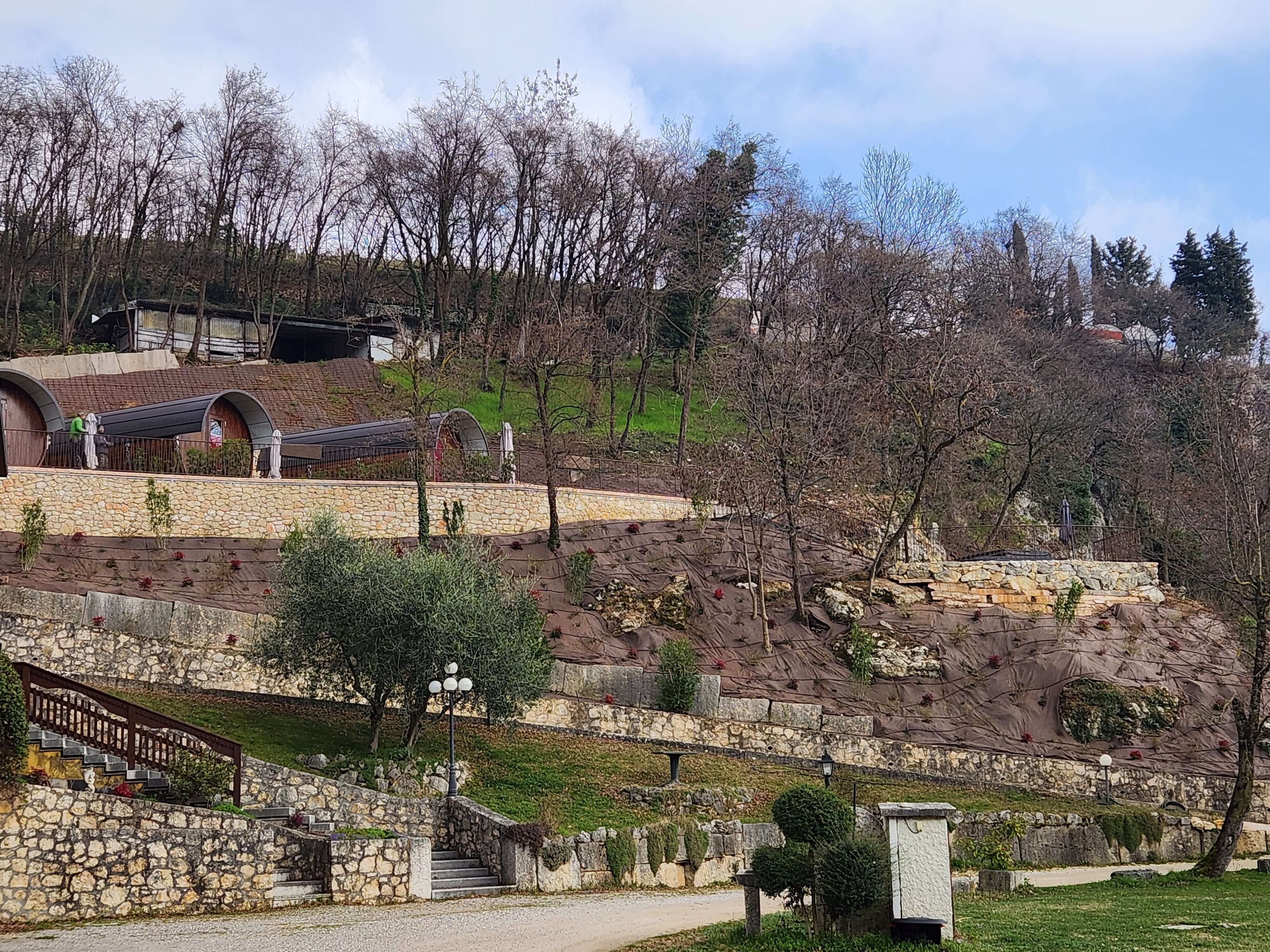 Domaine viticole en terrasses sur une colline de Valpolicella, lac de Garde