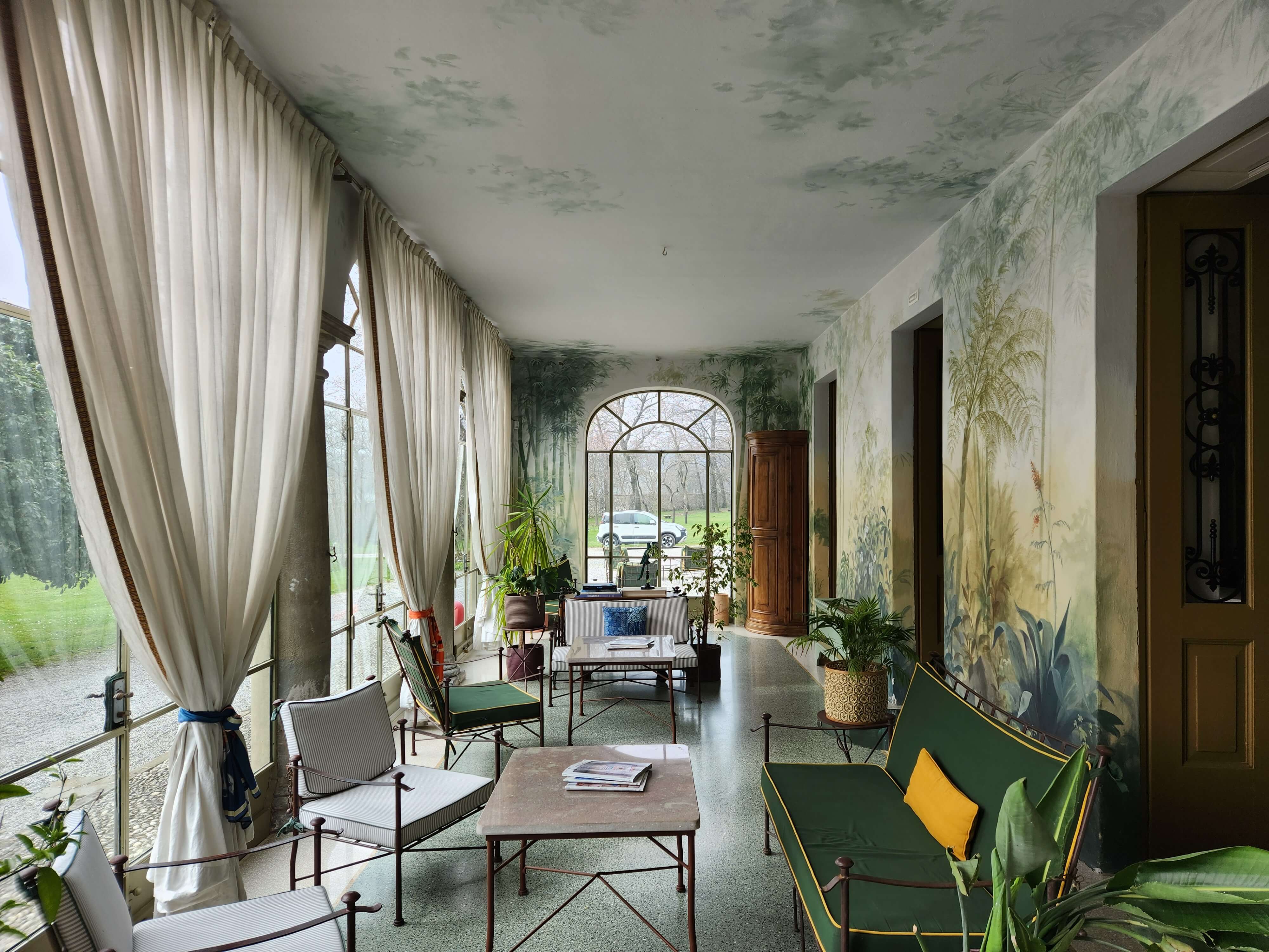 Véranda peinte de motifs tropicaux d'un wine resort en Valpolicella, lac de Garde