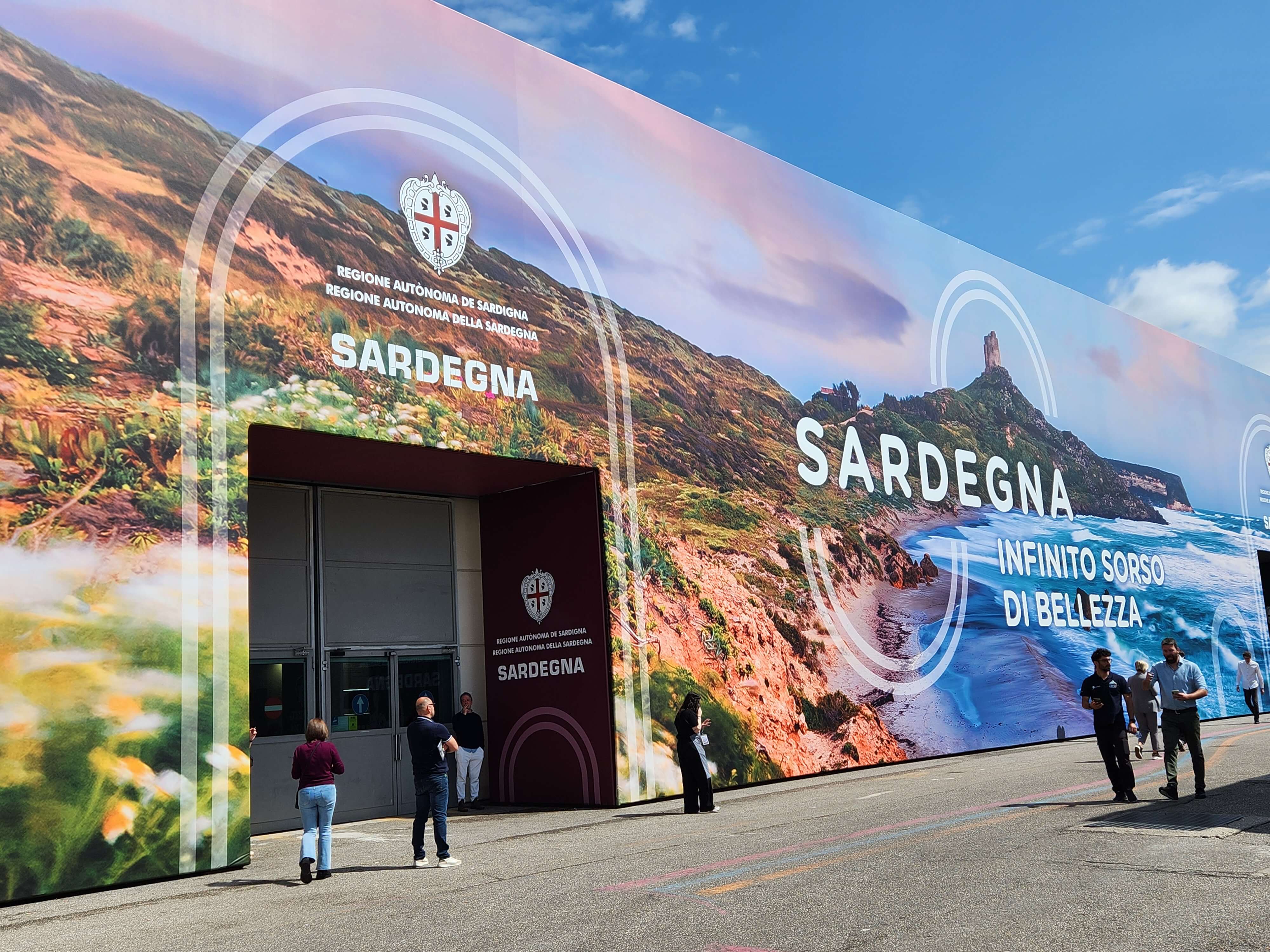 Pavillon Sardaigne avec grande bâche colorée à Vinitaly 2026, Vérone