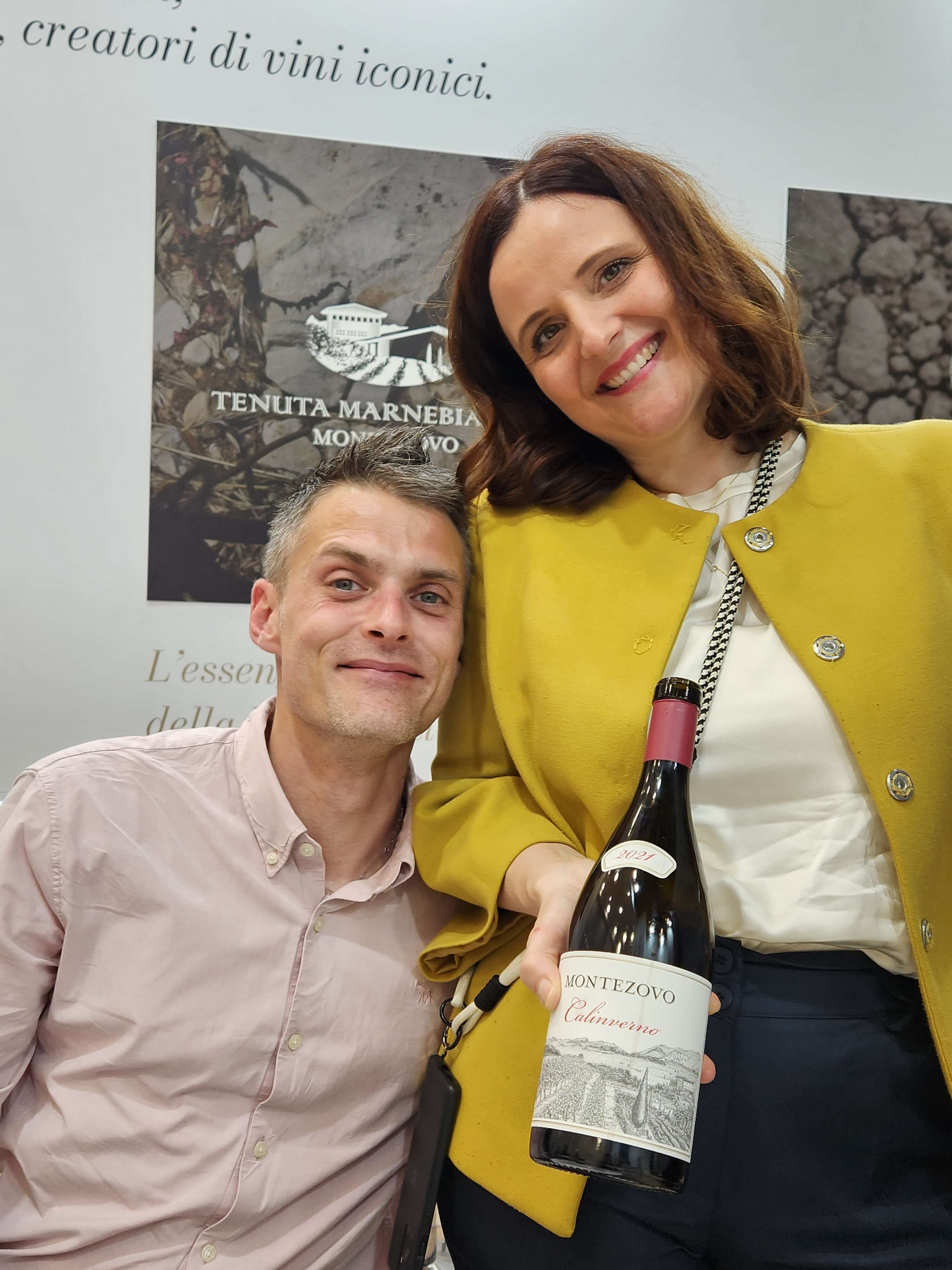 Rencontre avec un vigneron au salon Vinitaly 2026, bouteille de vin italien