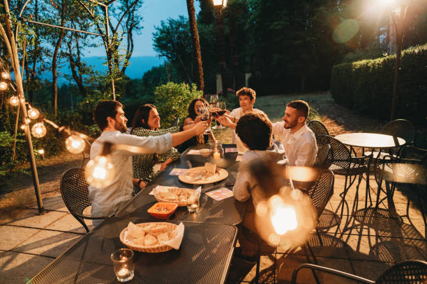 Soirée de dégustation entre amis en Italie